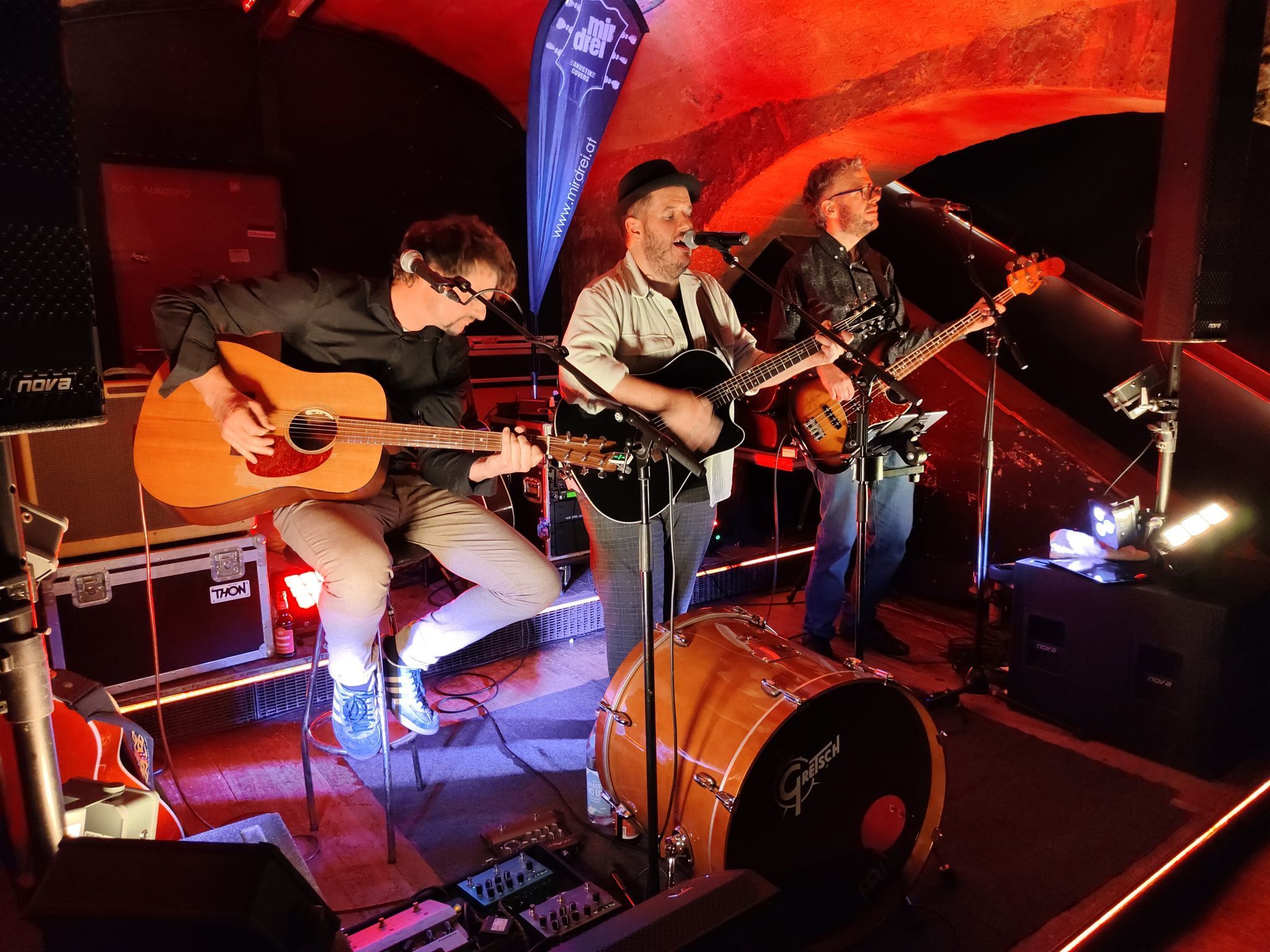Die Band „Mir drei“ brachte im Rauch Club beliebte Rockklassiker auf die Bühne.