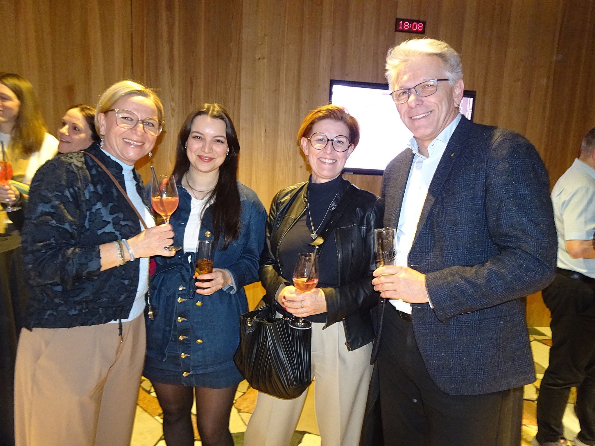 Siliva Hagspiel-Eisenhofer begrüßte auch Marie und Heidi Mark sowie Udo Rainer unter neugierigen Premierengästen. 