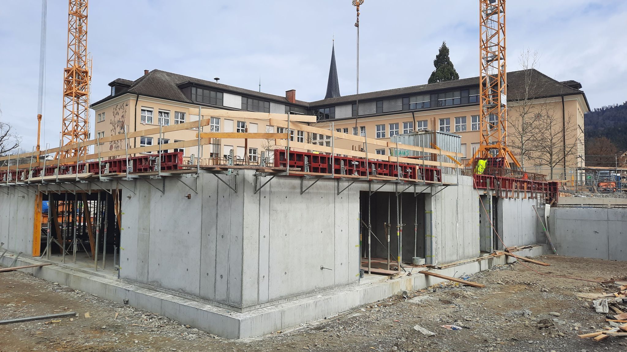 Derzeit wächst in Hörbranz der Erweiterungsbau der Volksschule in die Höhe.