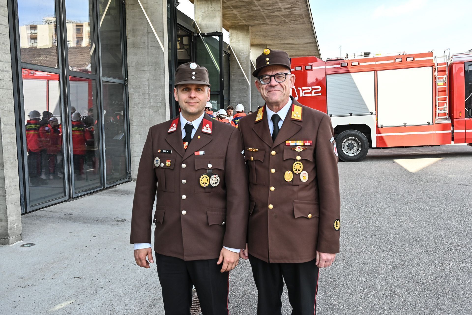 Bezirksjugendreferent Marcel Fitz mit Bezirksfeuerwehrinspektor Martin Kisser beim Wissenstest in Hohenems.
