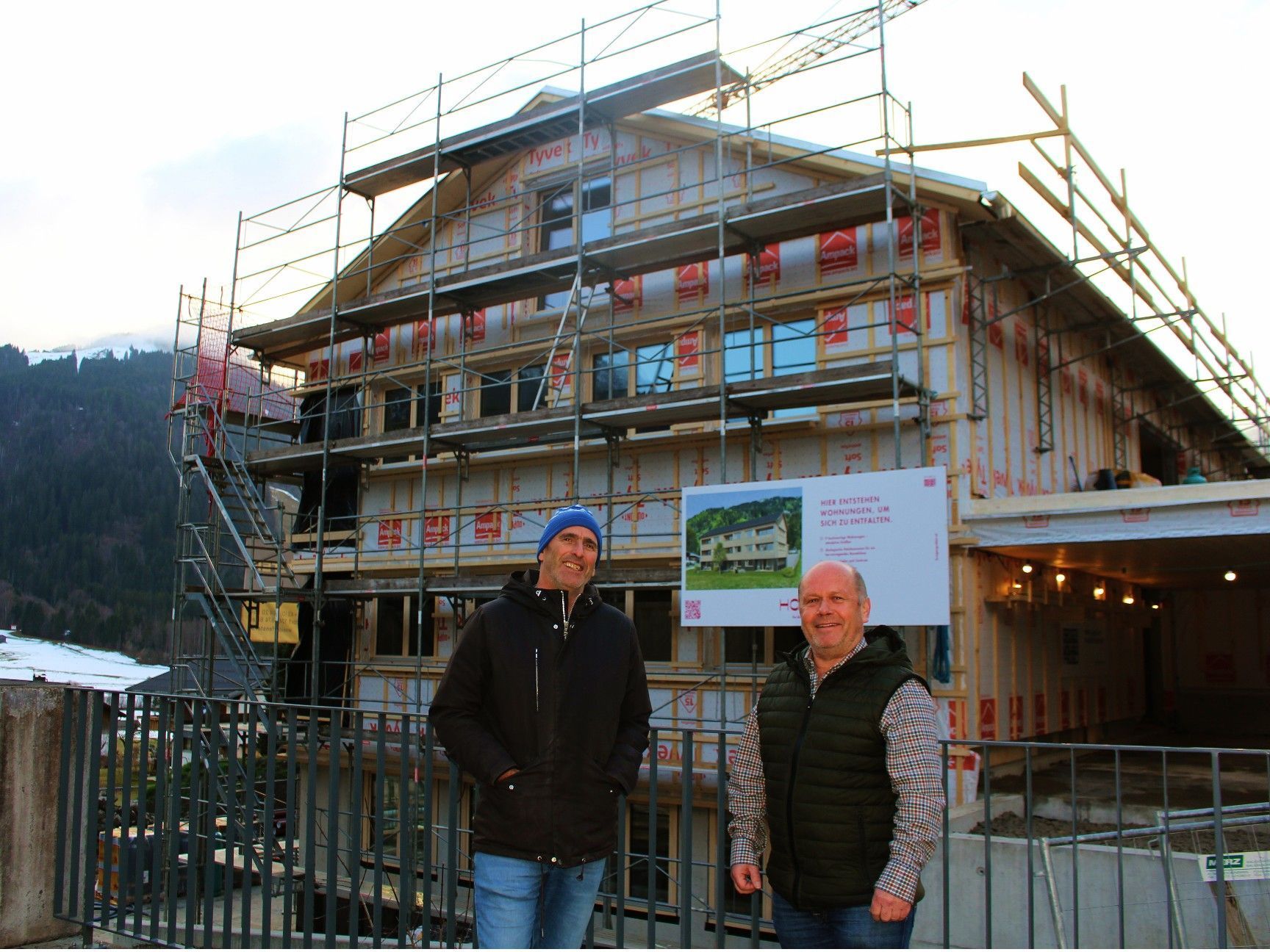Die Sanierungsspezialisten Ralph Broger (l.) und Kaspar Greber können auch Neubau. Der Baukörper fügt sich harmonisch in die bestehende Siedlungsstruktur im Weiler Holderstauden ein.