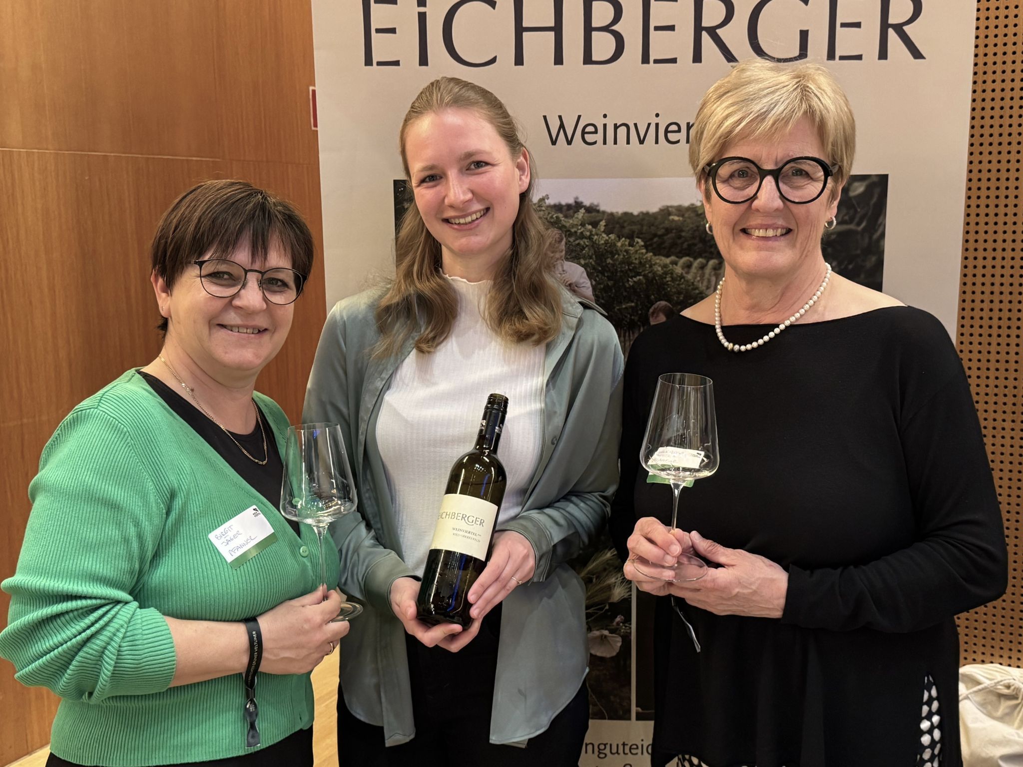 Winzerin Julia Eichberger (mitte) mit Birgit Jäger und Marie-Luise Dietrich (Pfanner & Gutmann)