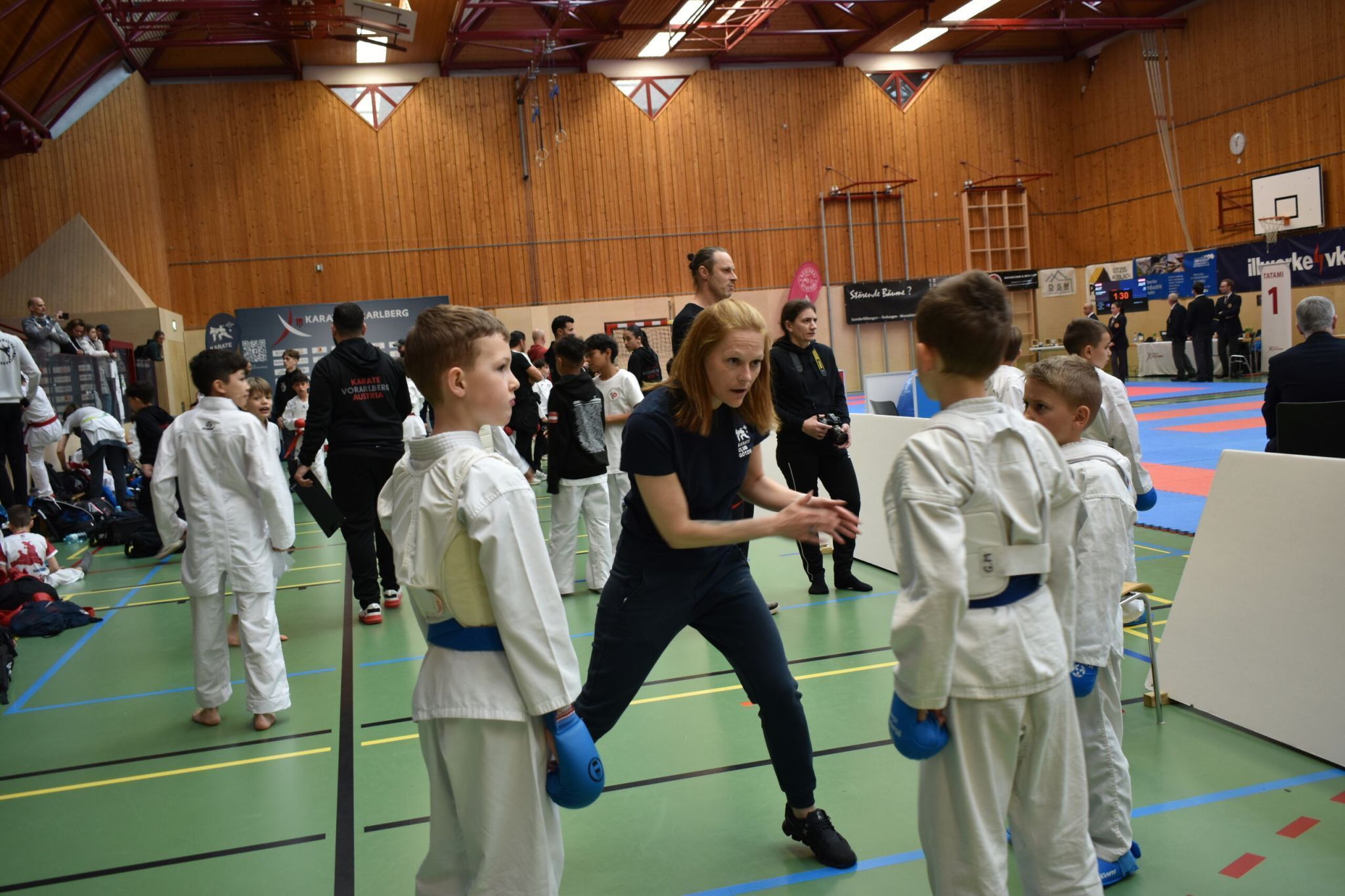 Taktik von den Trainern wird ausgegeben.