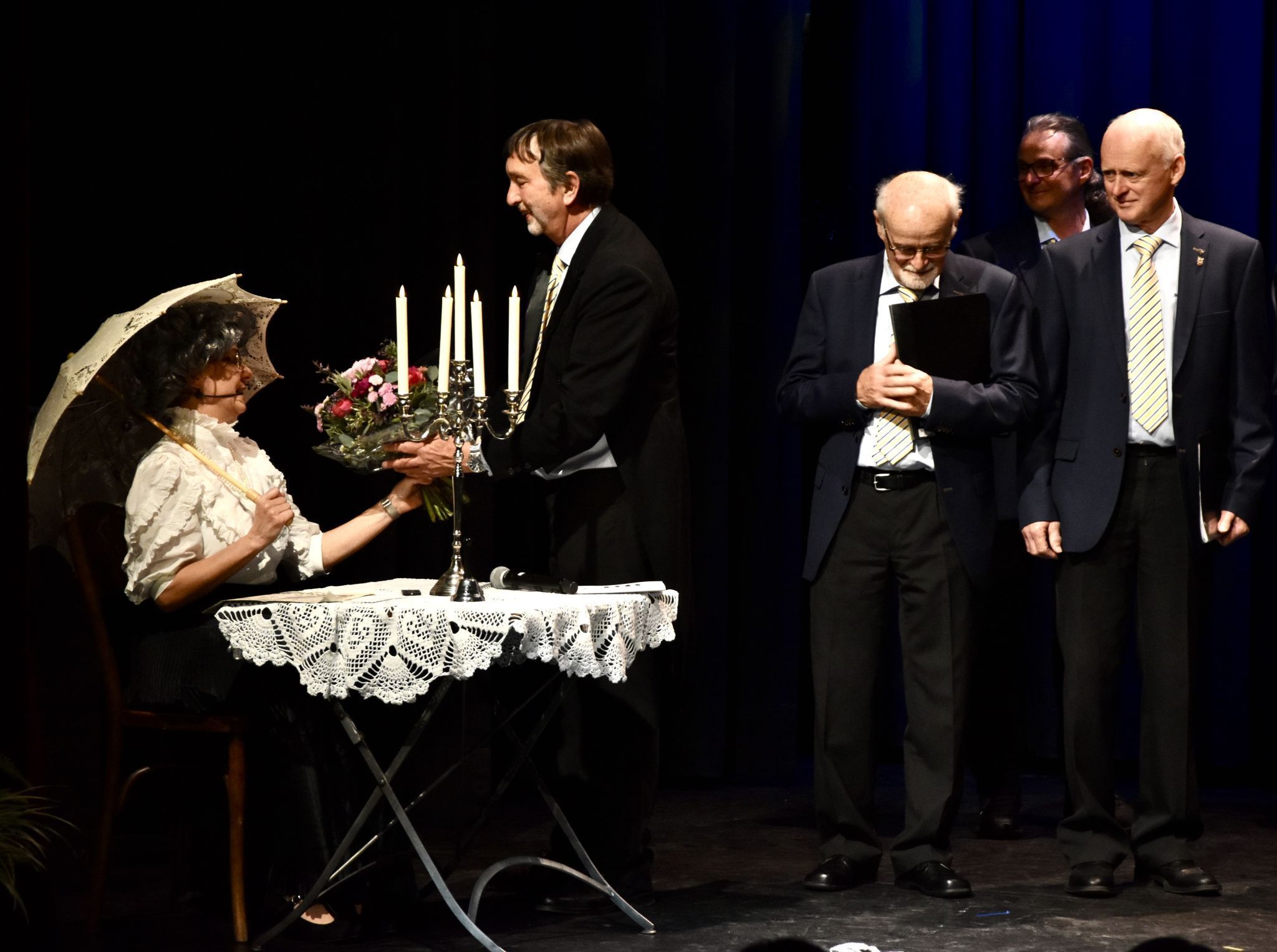 Der Obmann des Bludenzer Liederkranzes, Peter Bilgeri, überreichte am Ende der Matinee Blumen an 