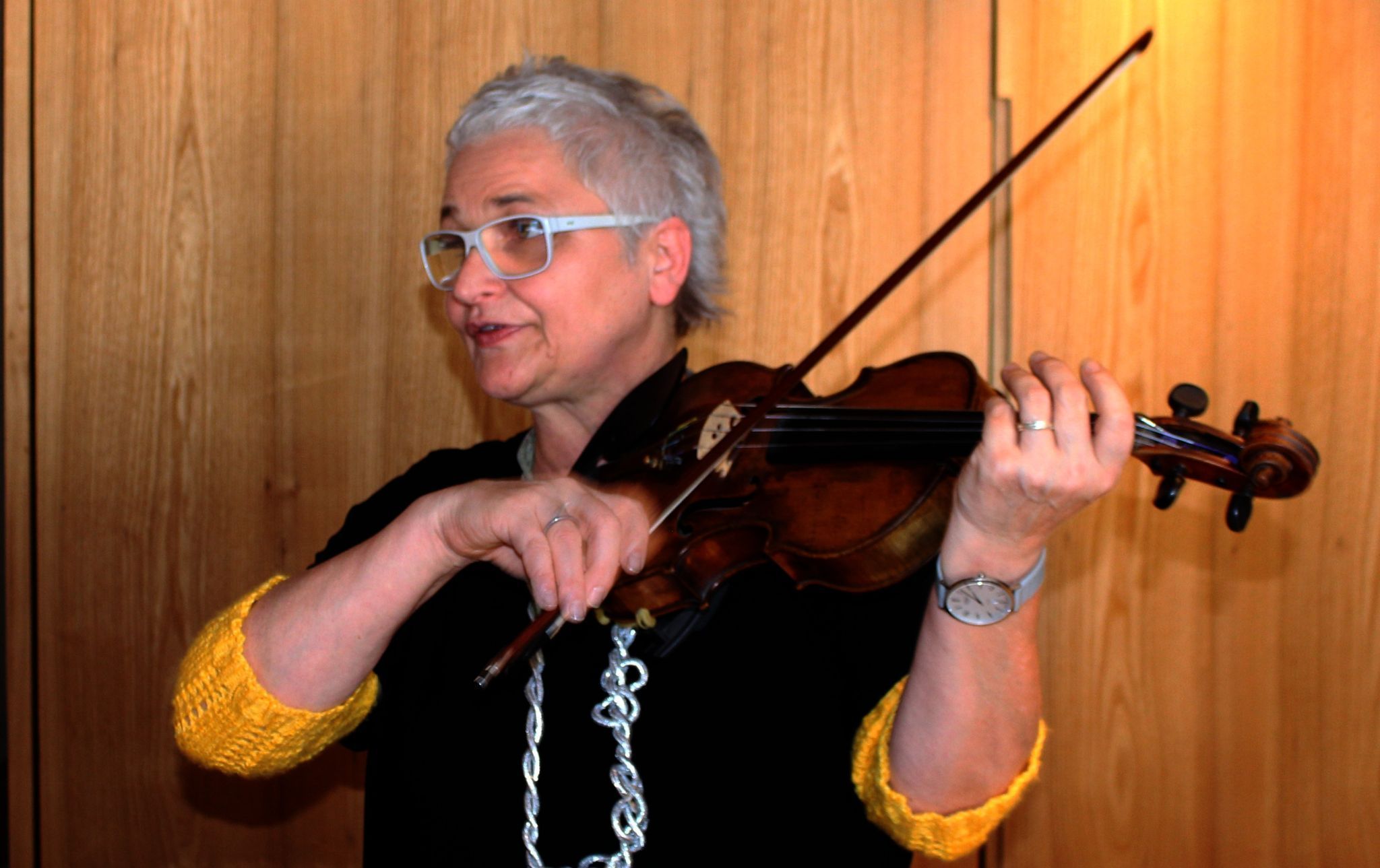 Evelyn Fink-Mennel hat u. a. ein abgeschlossenes Studium in Instrumental- und Gesangspädagogik, ihre große Leidenschaft ist jedoch das Jodeln, das sie seit Jahrzehnten in Workshops und Seminaren unterrichtet.   