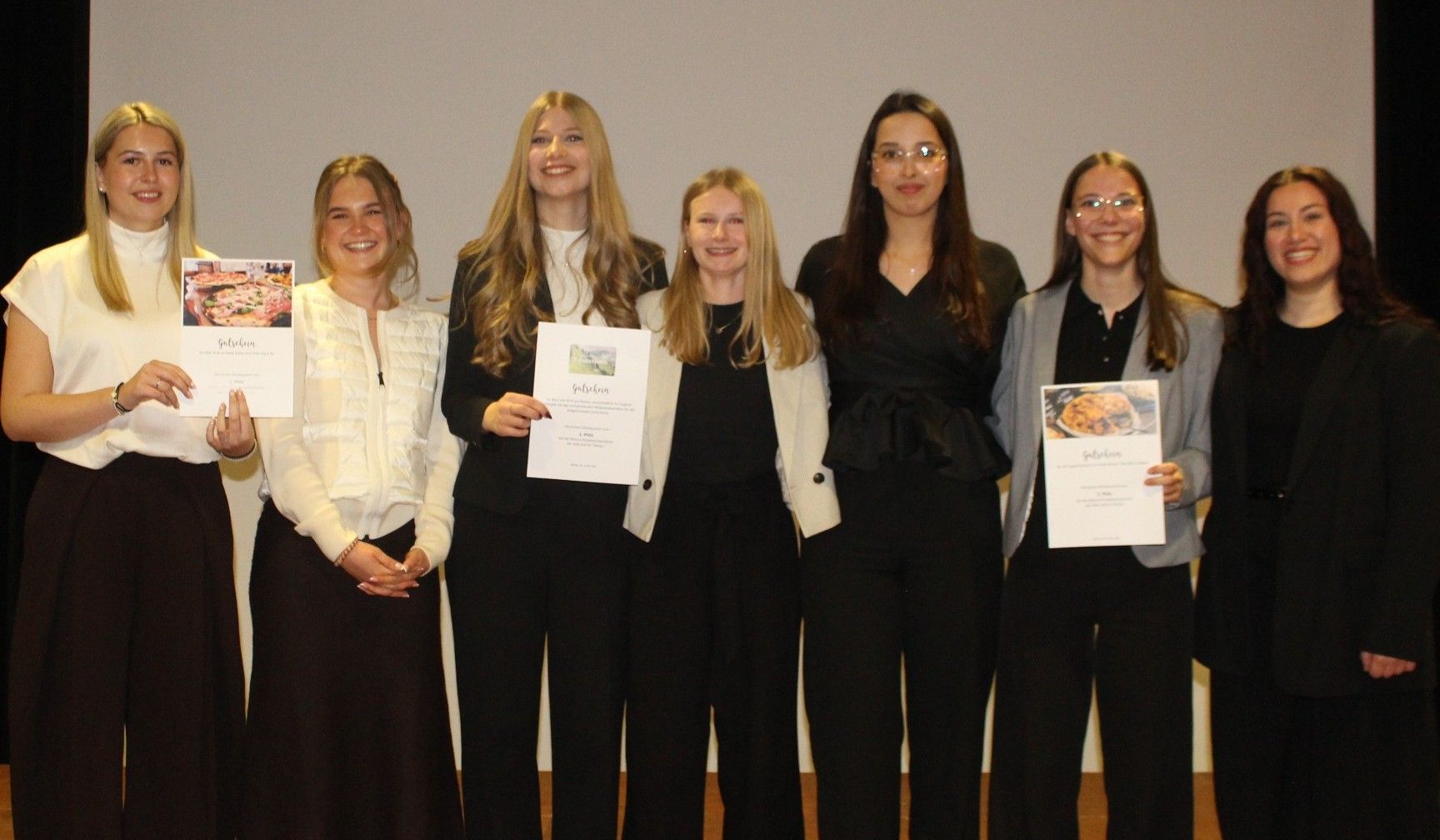 Die Sieger der Handelsakademie, v. l.: Janina Feurstein und Lena-Maria Kaufmann (2. Platz, Funglow), Alina Dorner und Lena Bereuter (1. Platz, Wie tickt die Generation Z?), Seylina Sentürk, Lisa Sutterlüty und Tülia Kaya (3. Platz, Klassenzimmer on air).   