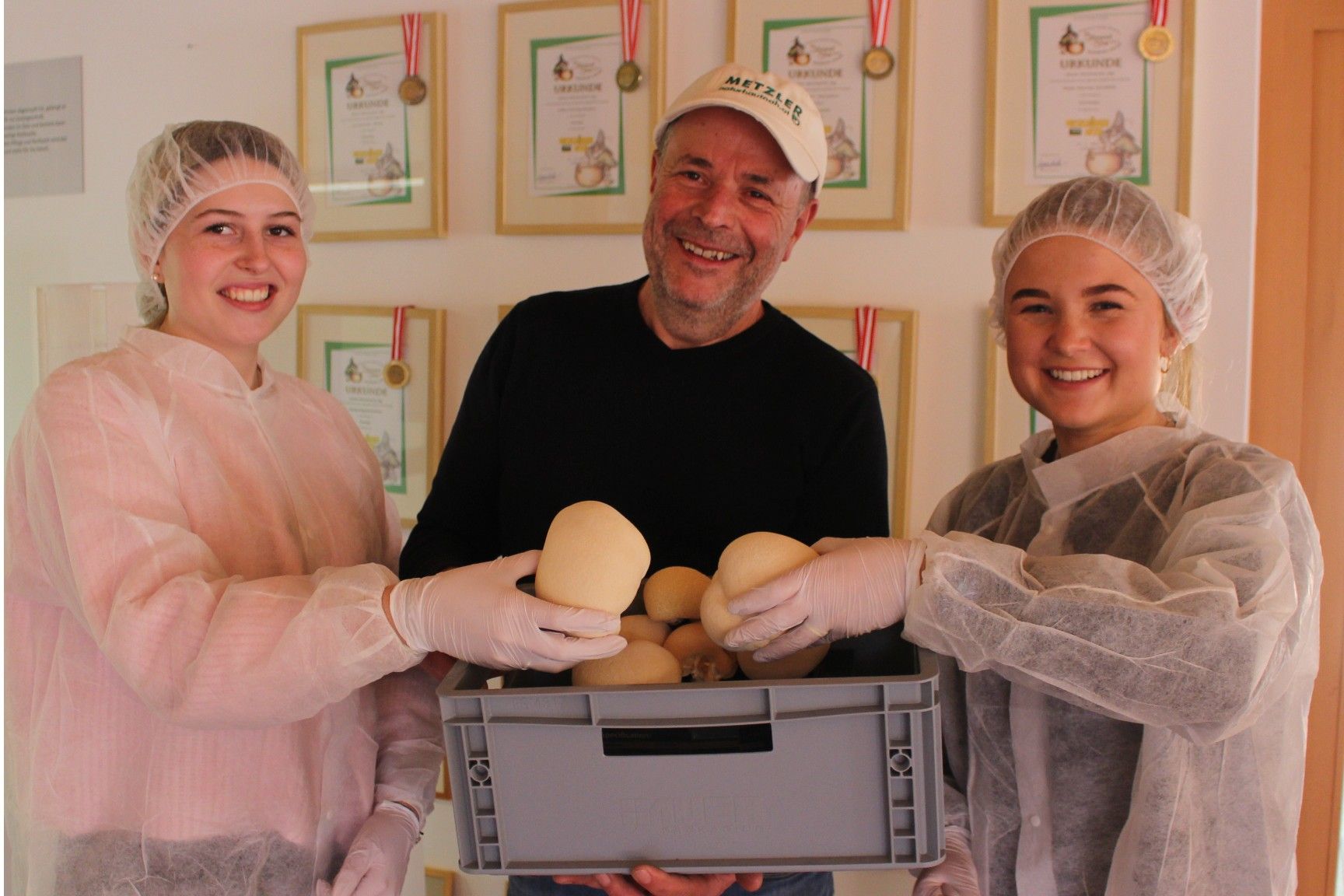 Schon vor mehr als einem Jahr ernteten Janina Feurstein (links) und Lena Maria Kaufmann bei Ingo Metzler die ersten Igelstachelbart-Pilze. Bis zur Marktreife der Produkte war noch ein weiter Weg, den die beiden konsequent verfolgten.  