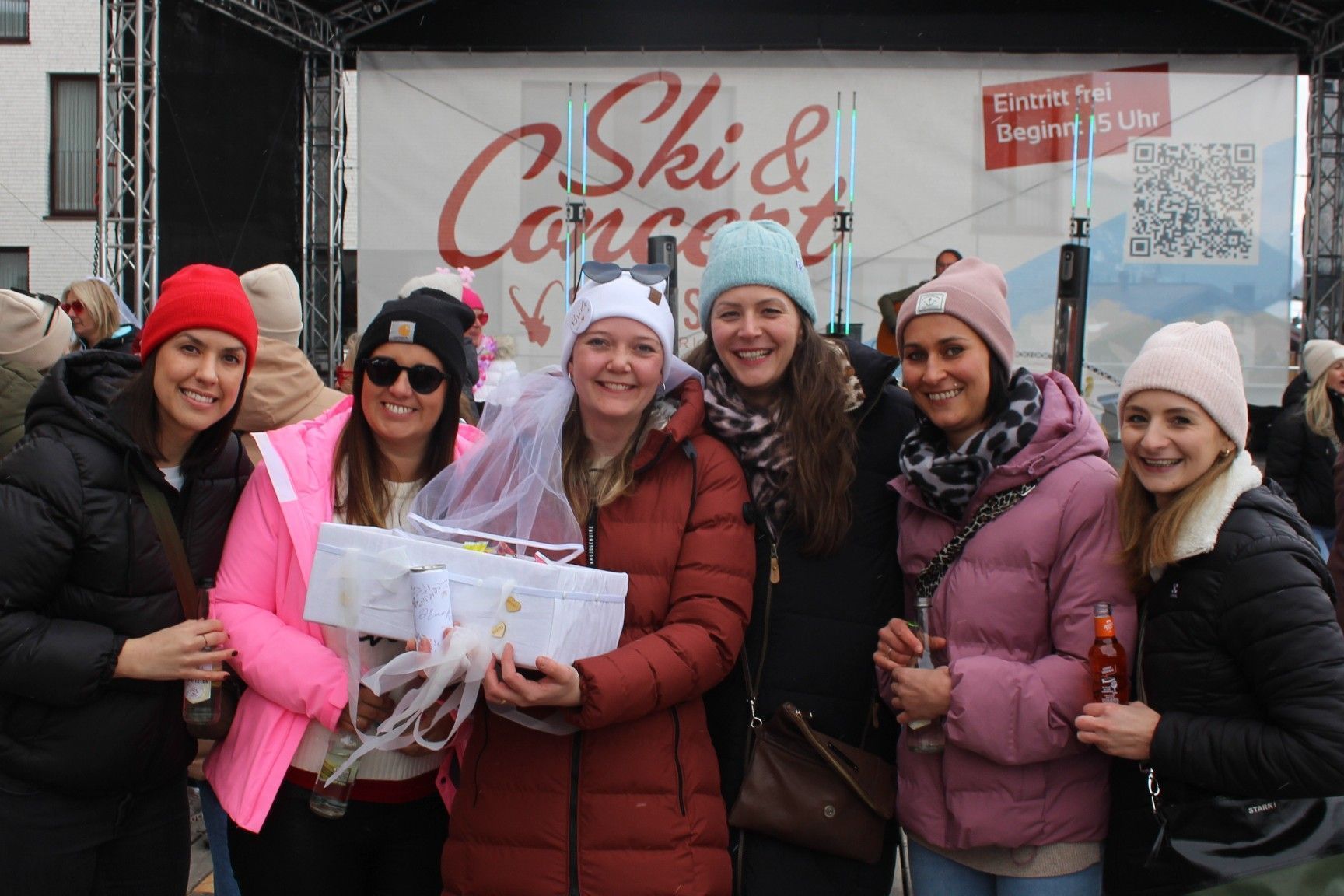 Auch Annabell aus Bezau feierte ihren Junggesellinnenabschied mit ihren Freundinnen auf der Bühne der Warth Arena.