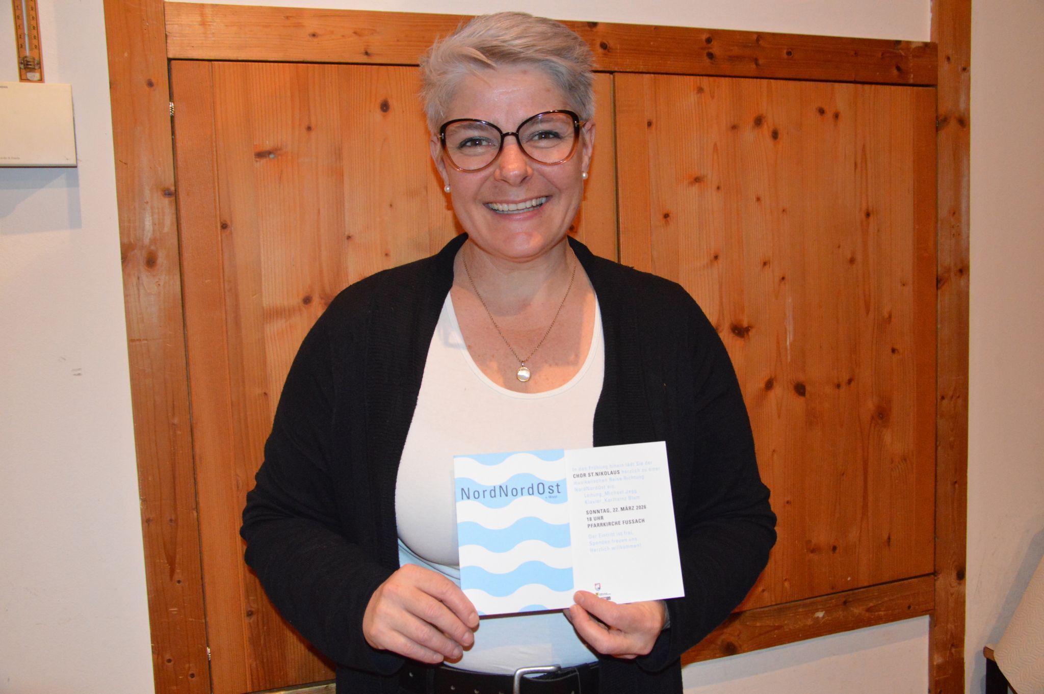 Sopranistin Judith Ruppanner präsentiert stolz die Einladung zum Konzert.