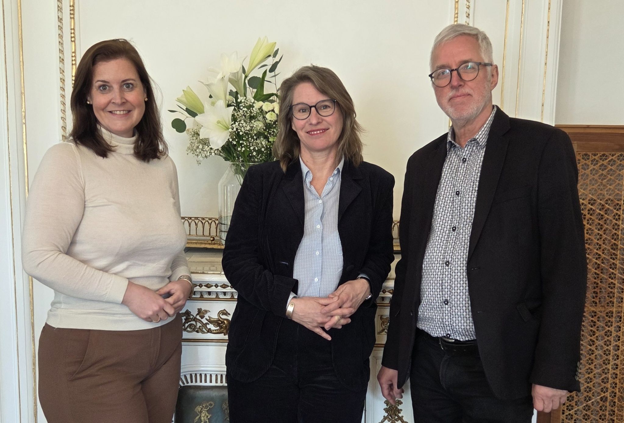 Prof. Uta Degner (M.) mit Verena Burtscher (Falkenhorst) und Otto Schwald (VHS Bludenz)