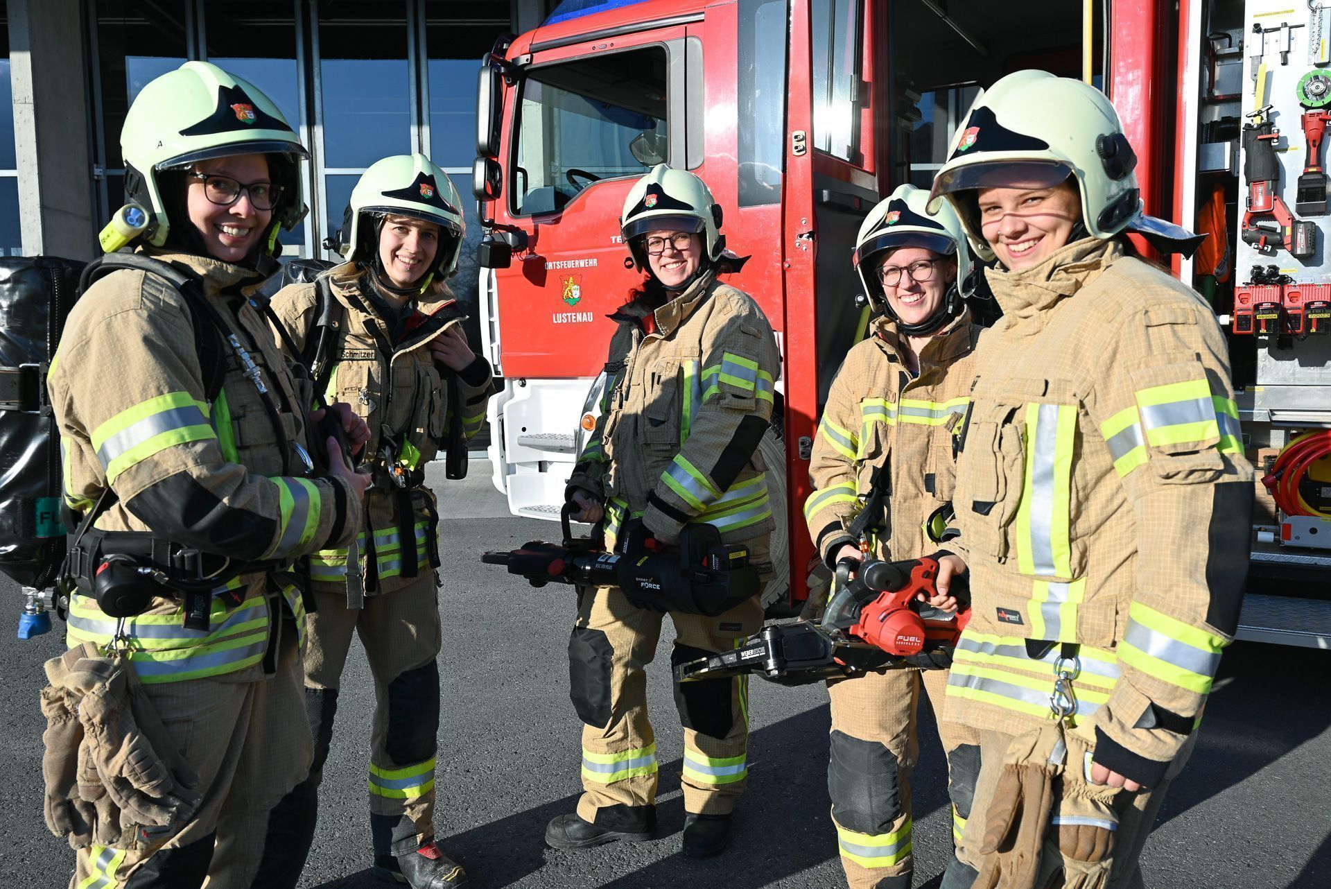 Die Feuerwehrfrauen sind auch Atemschutzträger und gehen geschickt mit den Geräten der Feuerwehr um.