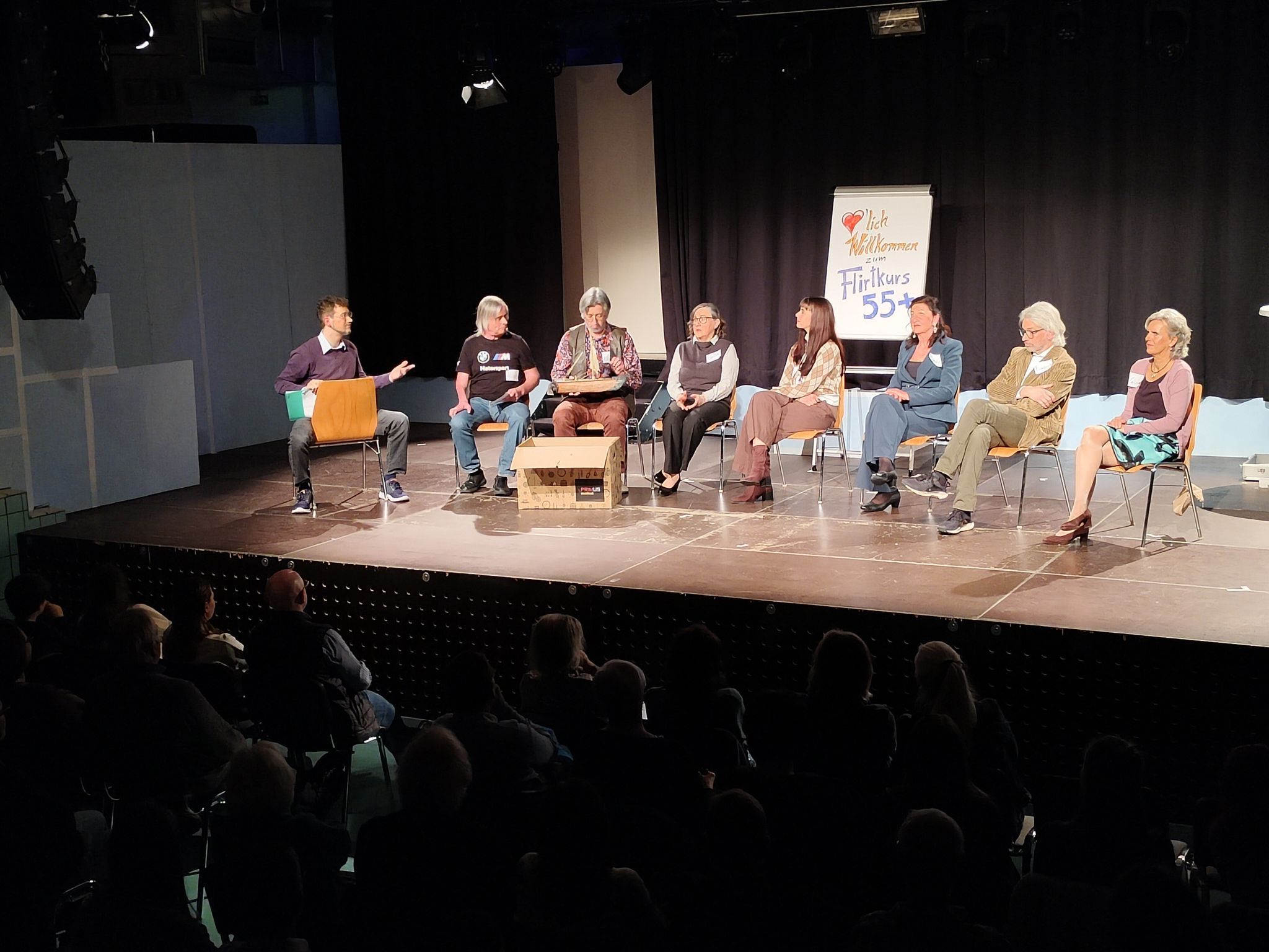 Kursleiter Jan verzweifelt: So richtig will es zwischen den Seminarteilnehmern nicht funken.