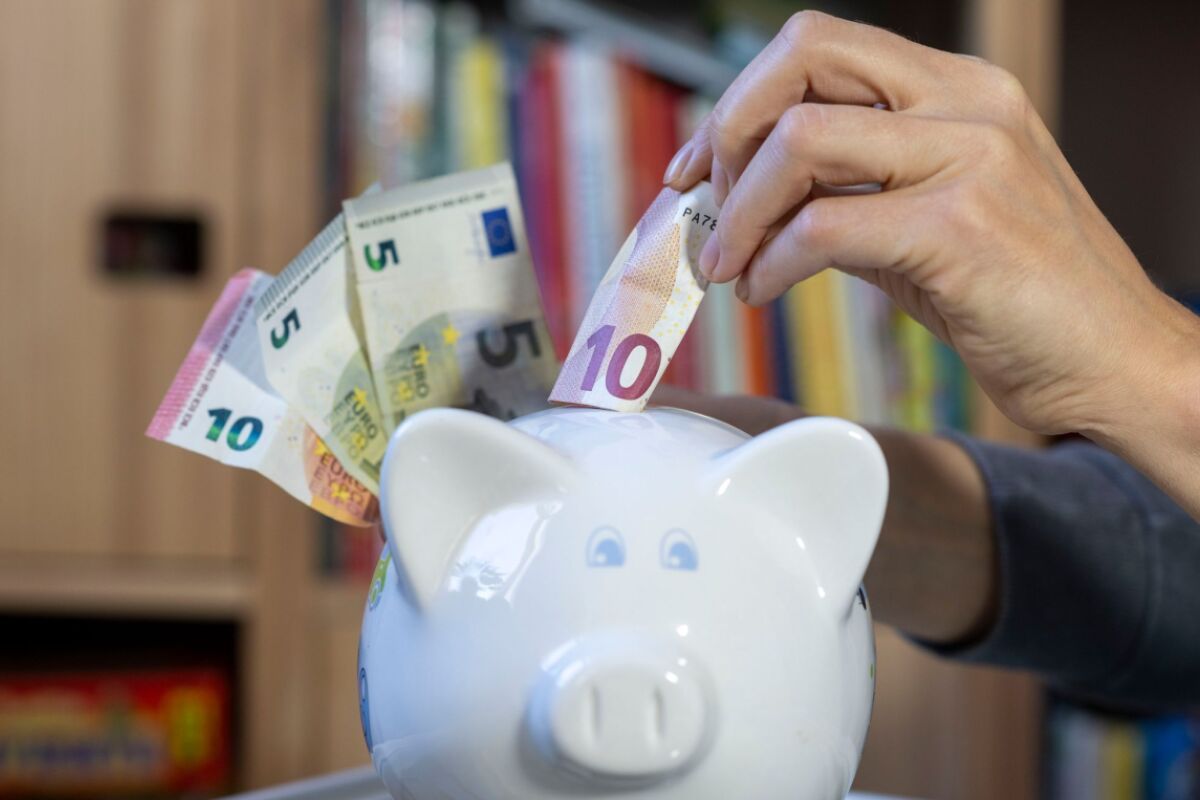 Sinkende Einkommen drücken Sparverhalten der Haushalte