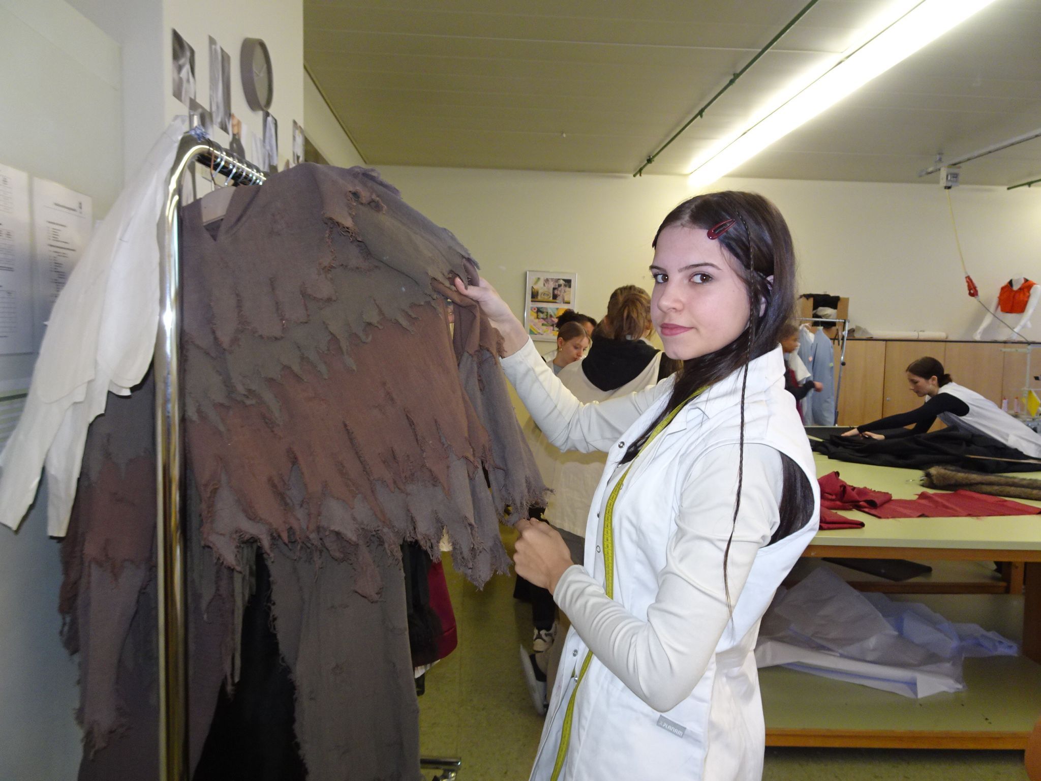 Ann Kathrin Pongruber zeigt die bereits fertigen Kollektionsteile. 