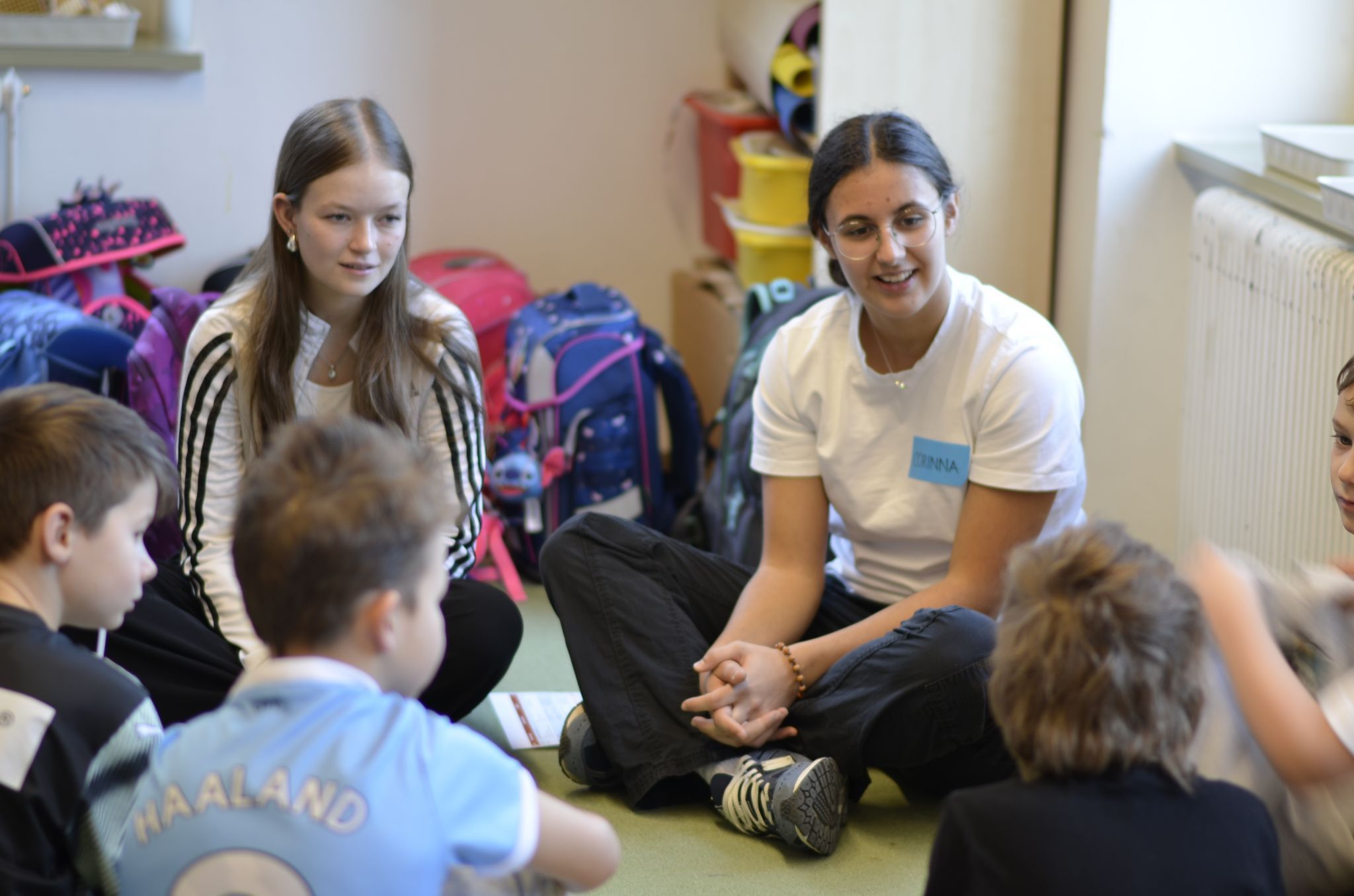 Die älteren Schülerinnen und Schüler begleiteten die jüngeren durch die verschiedenen Stationen.