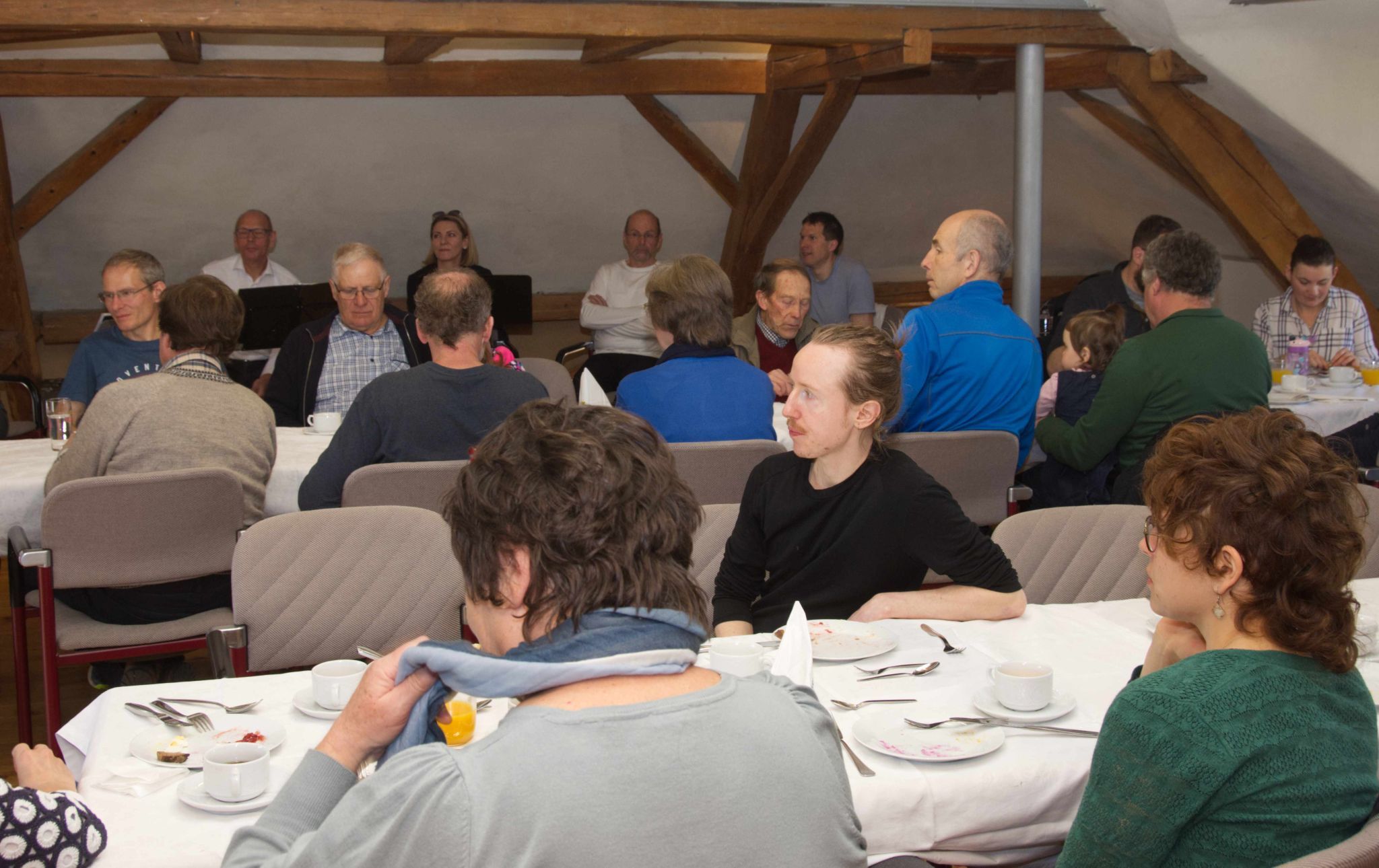 viele Interessierte lauschen Aufmerksam den Ausführungen