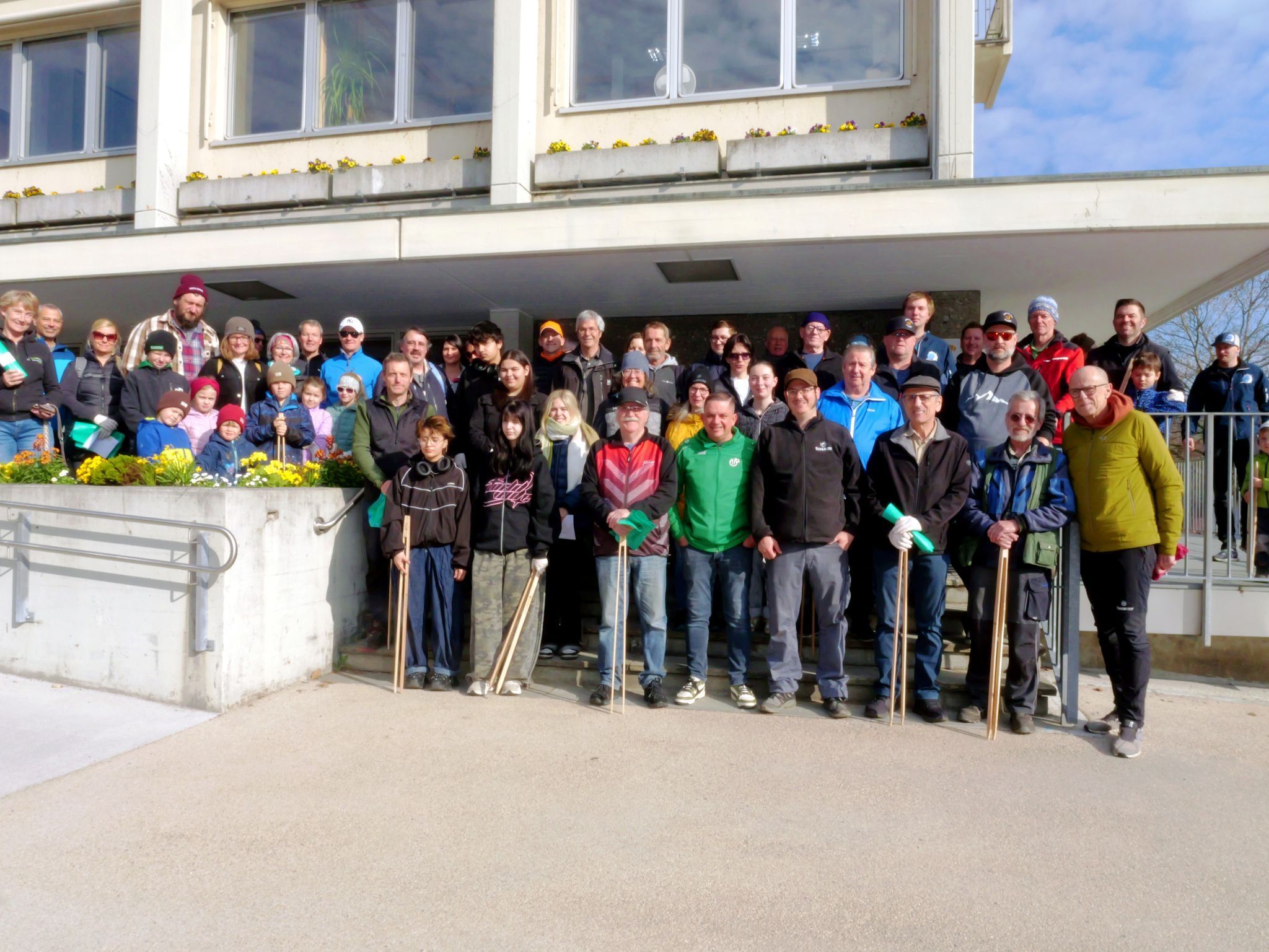 Am Gemeindeamt rüsteten sich die fleißigen Teilnehmer mit Zange und Müllsäcken aus.