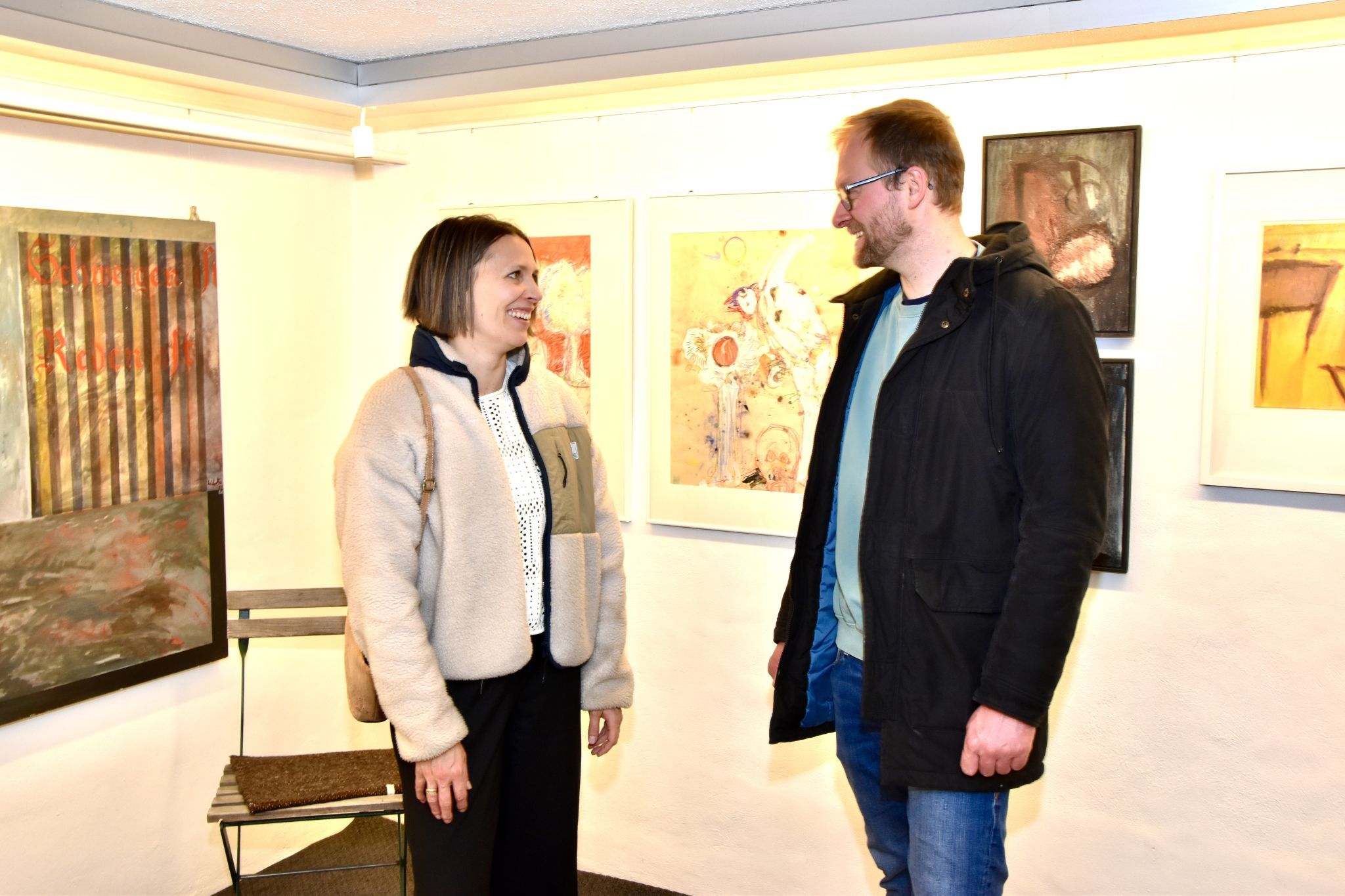 Desiree und Simon Schlatter-Schröcker im Ausstellungsraum mit Werken von Helmut Schlatter