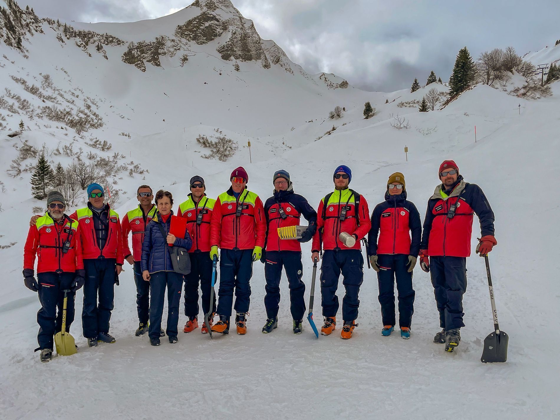 Ausbildungsleiter Bertram Klehenz (3.v.l) und Prüferin Christine Hintergger zeigten sich sehr zufrieden mit der Leistung der Hundeführer:innen