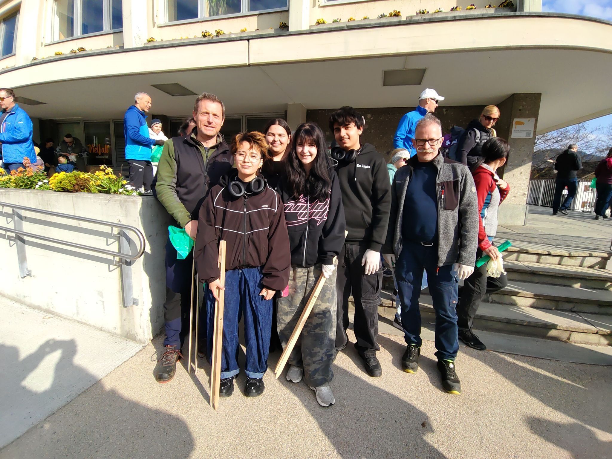 Groß und Klein sammelten sich am Gemeindeamt zum Frühjahrsputz.