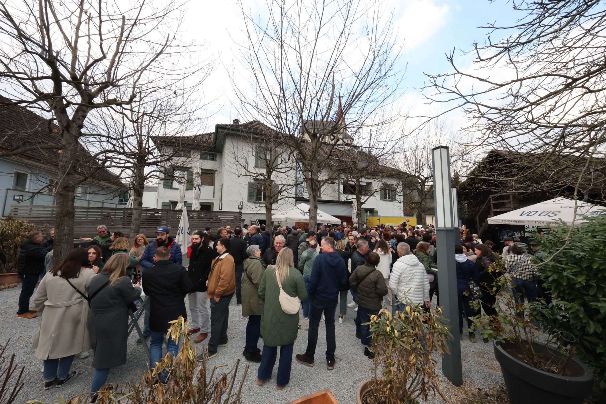 Impresssionen von verschiedenen Stationen (Arno Meusburger), und Bilder vom Geschehen im 