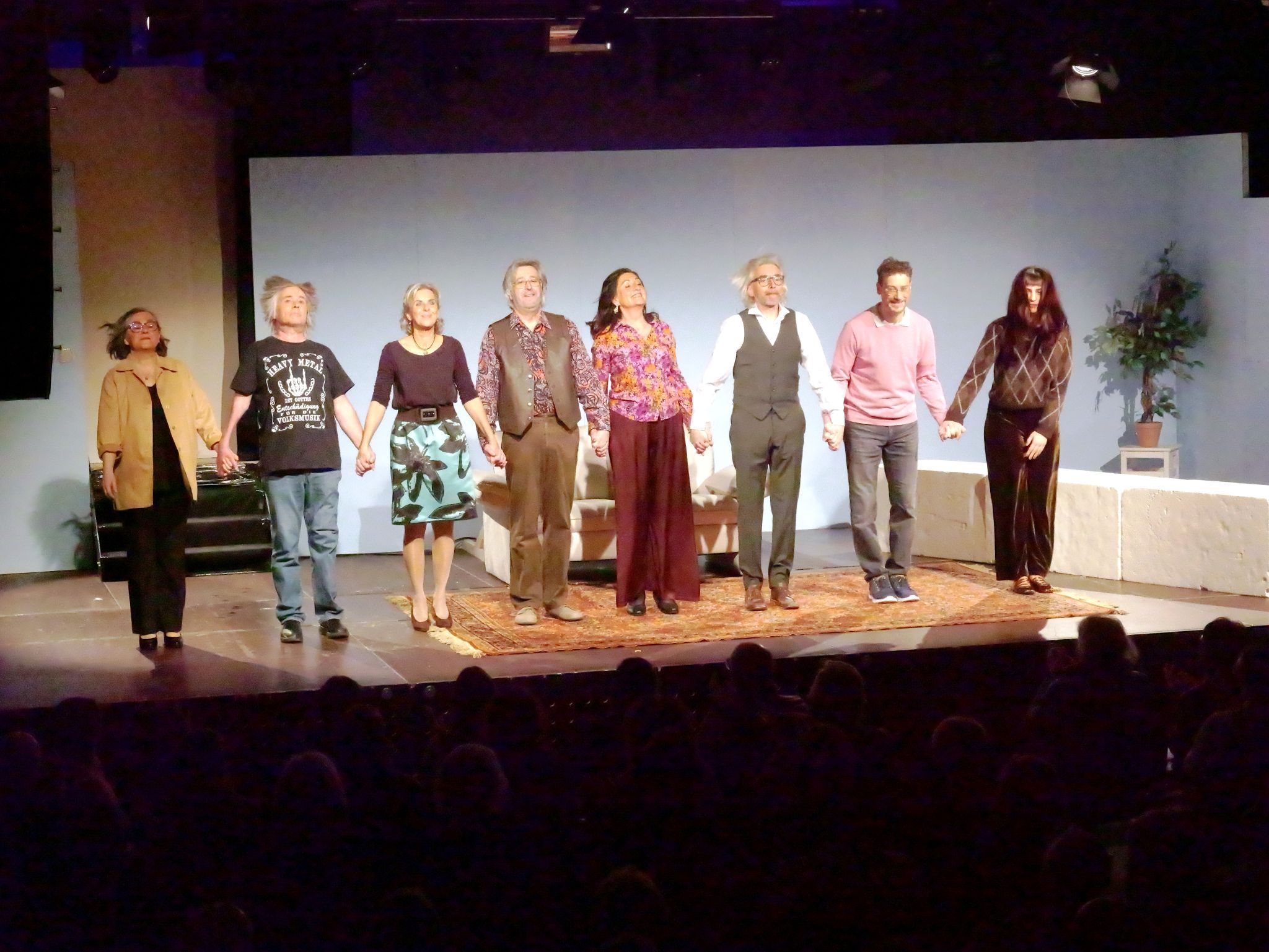 Begeisterung im Alten Hallenbad: Das Ensemble der Theaterwerkstatt Feldkirch feierte mit „Blütenträume“ eine umjubelte Premiere.