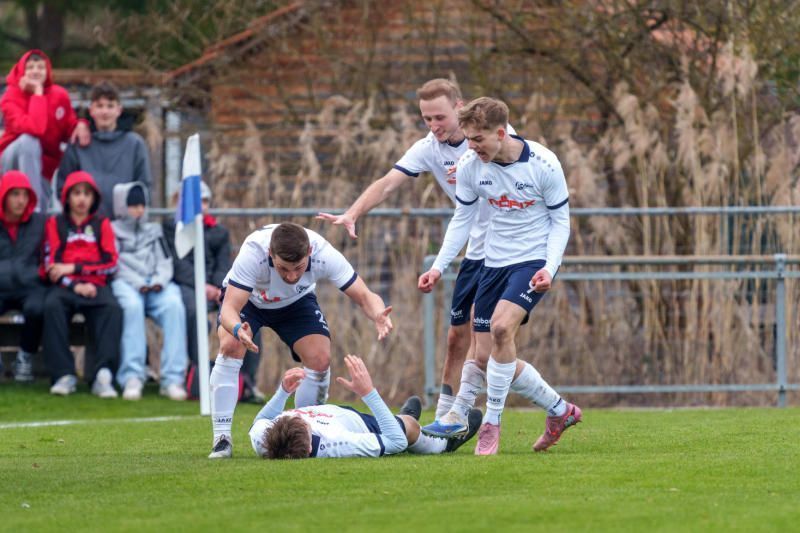 Röthis feiert seinen Torschützen Adrian Knünz. 