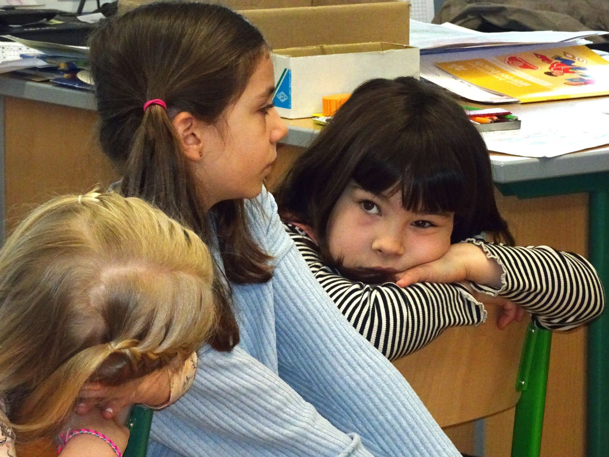 Die Kinder hörten aufmerksam zu und tauchten in Geschichten aus verschiedenen Ländern ein.