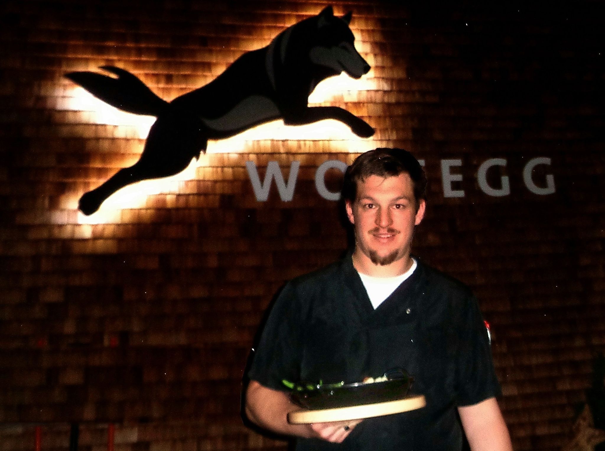 Speziell und originell wie die Speisekarte – für die Marian u. a. Gulasch vom Wasserbüffel kreiert hat – ist auch das vor allem bei Nacht mystisch wirkende Logo des Hauses im gleichnamigen Warther Ortsteil Wolfegg. PETER STRAUSS