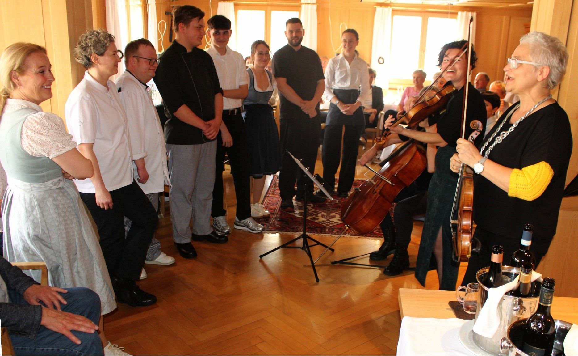 Die namentliche Vorstellung des Krone-Teams besorgte die Wieborsito singend.   