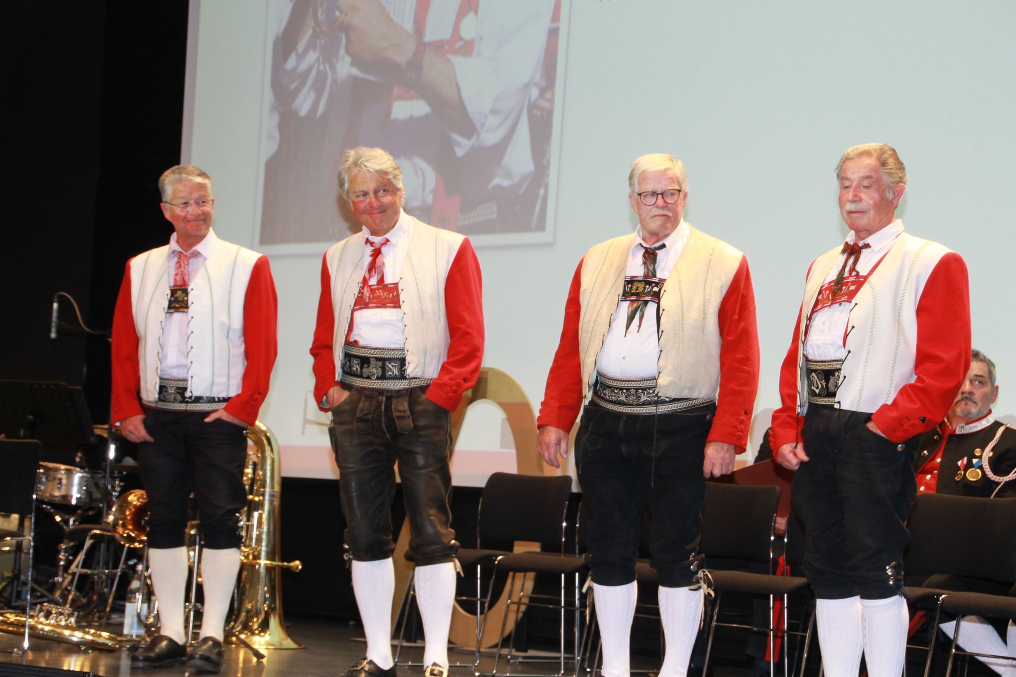 Hochkarätige Jubilare (MV d`Hirschegger) reisten aus dem Kleinwalsertal per Bus an.