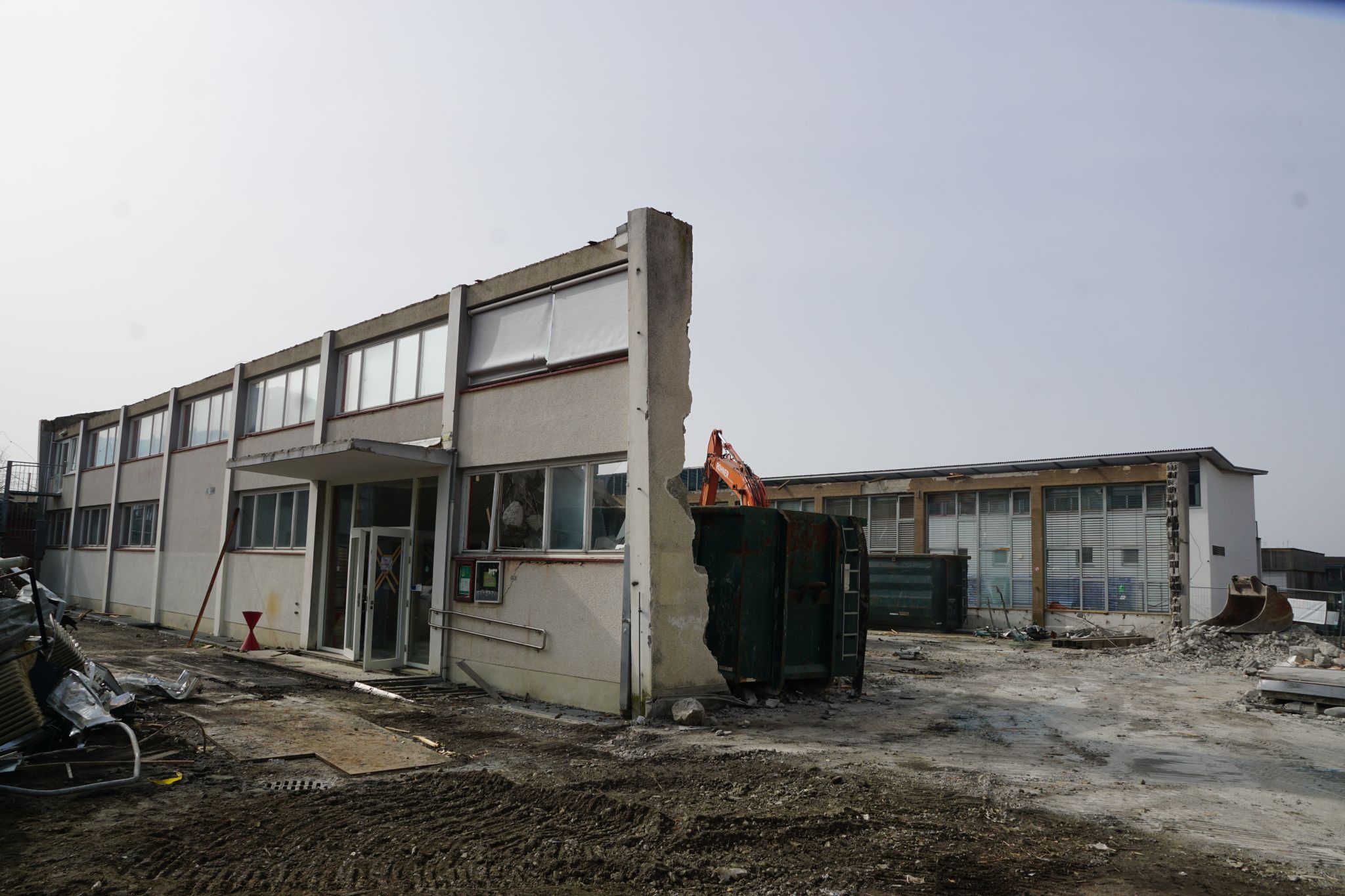 Historischer Akt: Der Abbruch der alten Turnhalle in Hörbranz markiert zeitgleich ein neues Kapitel mit der Errichtung einer modernen Doppelturnhalle.