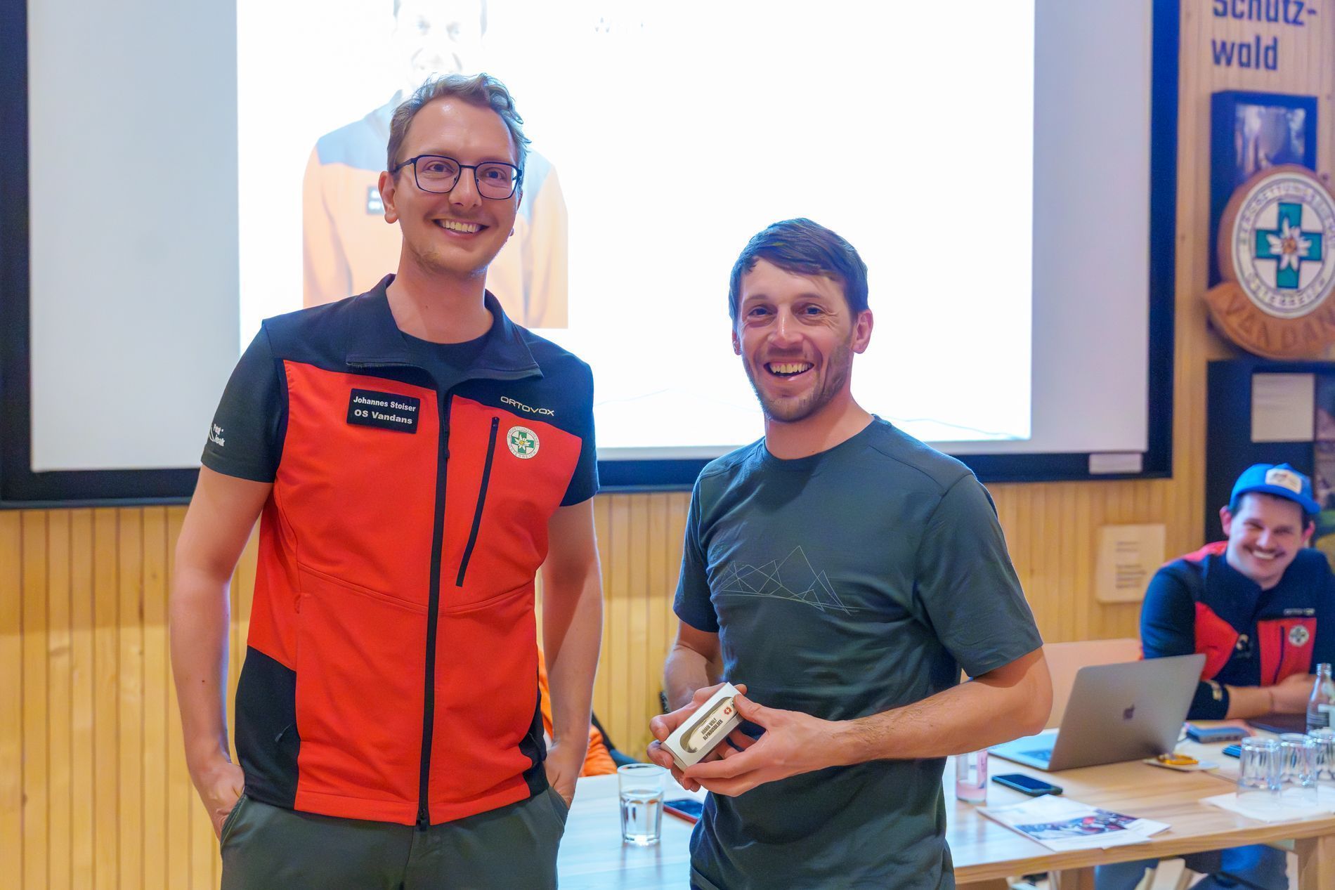 Ausbildungsleiter Johannes Stoiser (li) kann auf die Unterstützung von Armin Wolf nach Abschluss der Alpinausbilderausbildung zählen