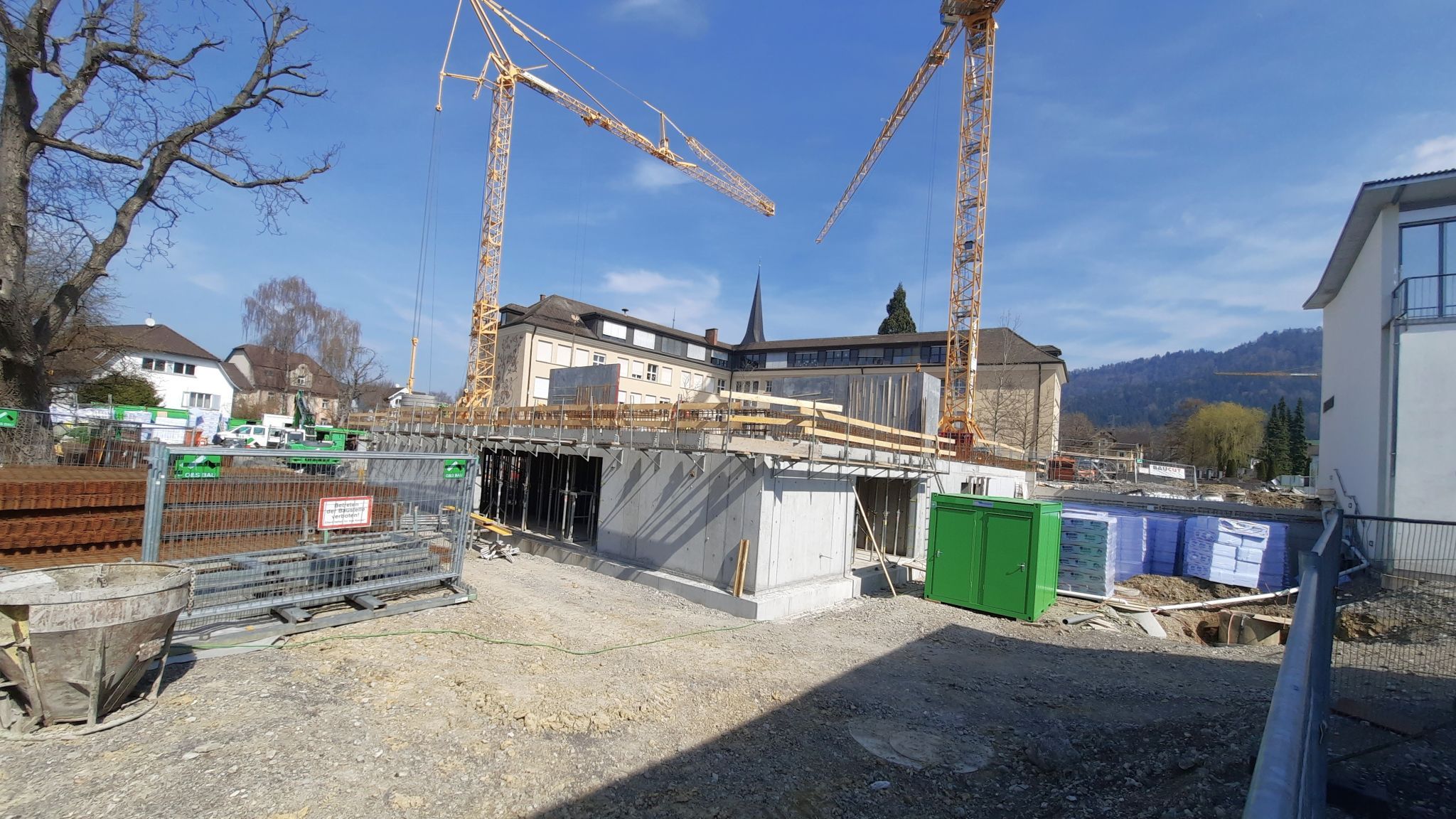 Der zusätzliche Baukörper für die Volksschule mit integrierter Bücherei soll bis Jahresende 2027 fertiggestellt sein.