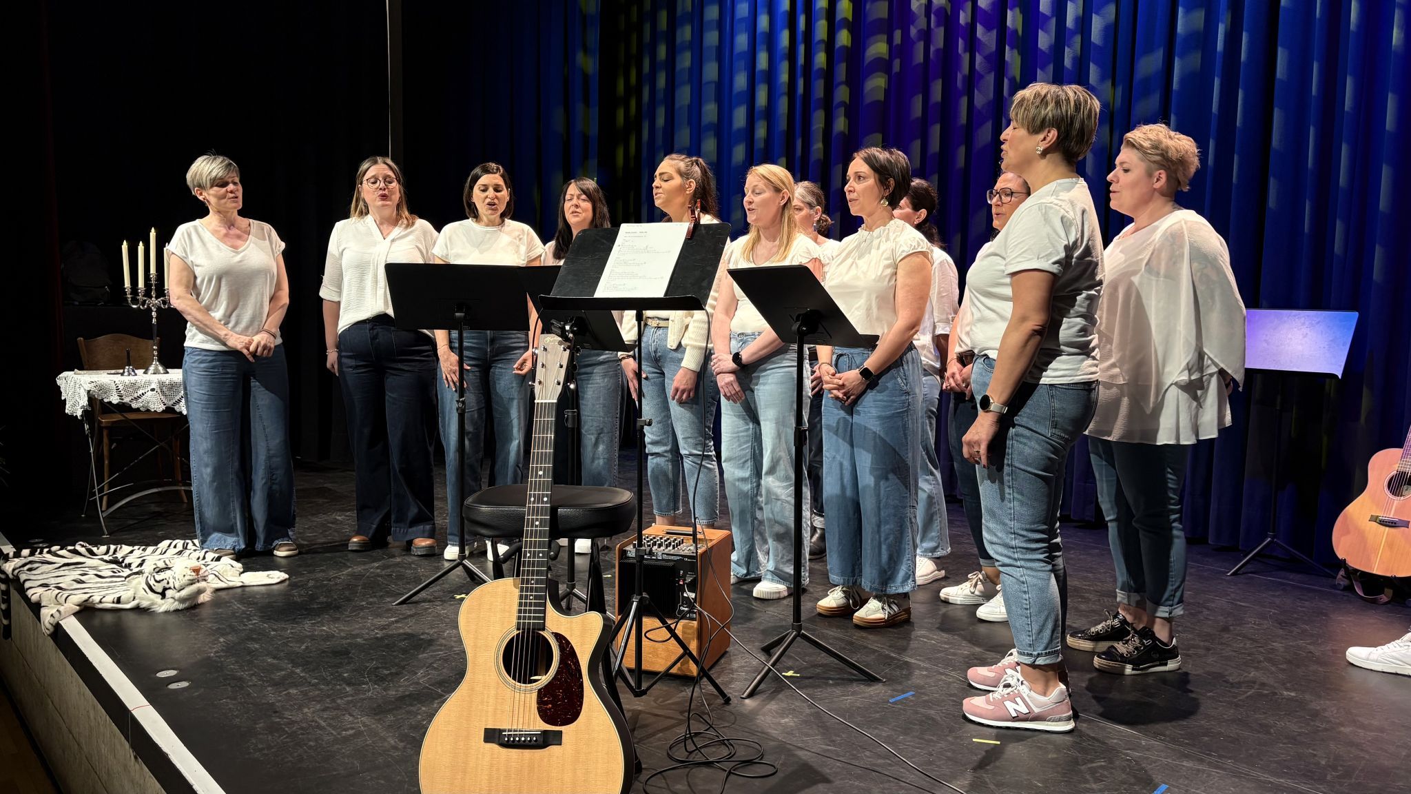 Die Sängerinnen des Chores Sunshine sind 