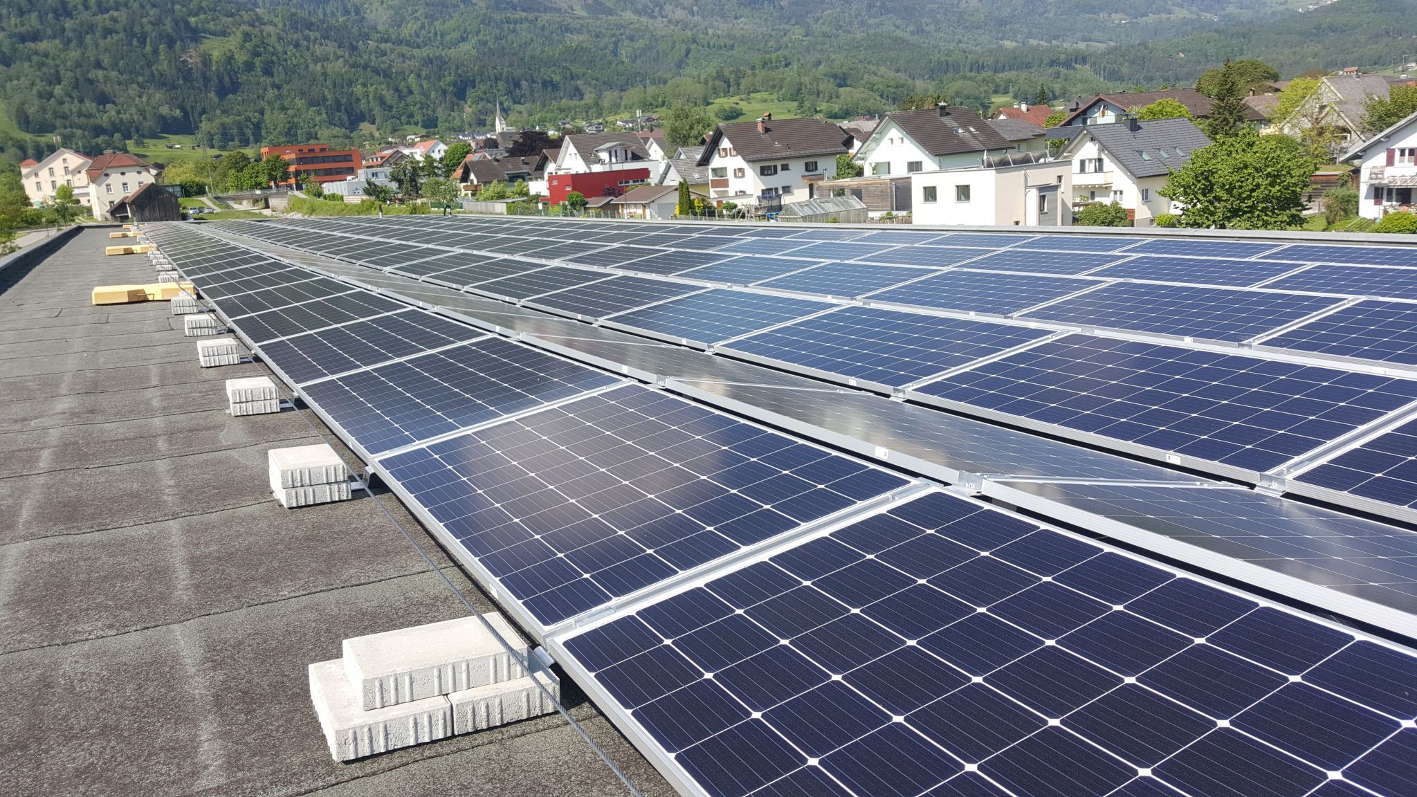 Es muss nicht immer diese Größenordnung sein - auch Balkonkraftwerke liefern wertvollen Strom. Ein Info-Abend in Nenzing vermittelt Wissenswertes dazu.