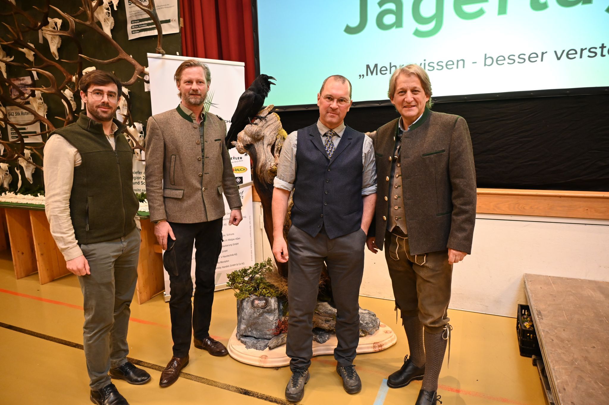 Geschäftsführer Gernot Heigl und Bezirksjägermeister Manfred Vonbank mit den Referenten Max Mayr-Melnhof und Marcel Züger.