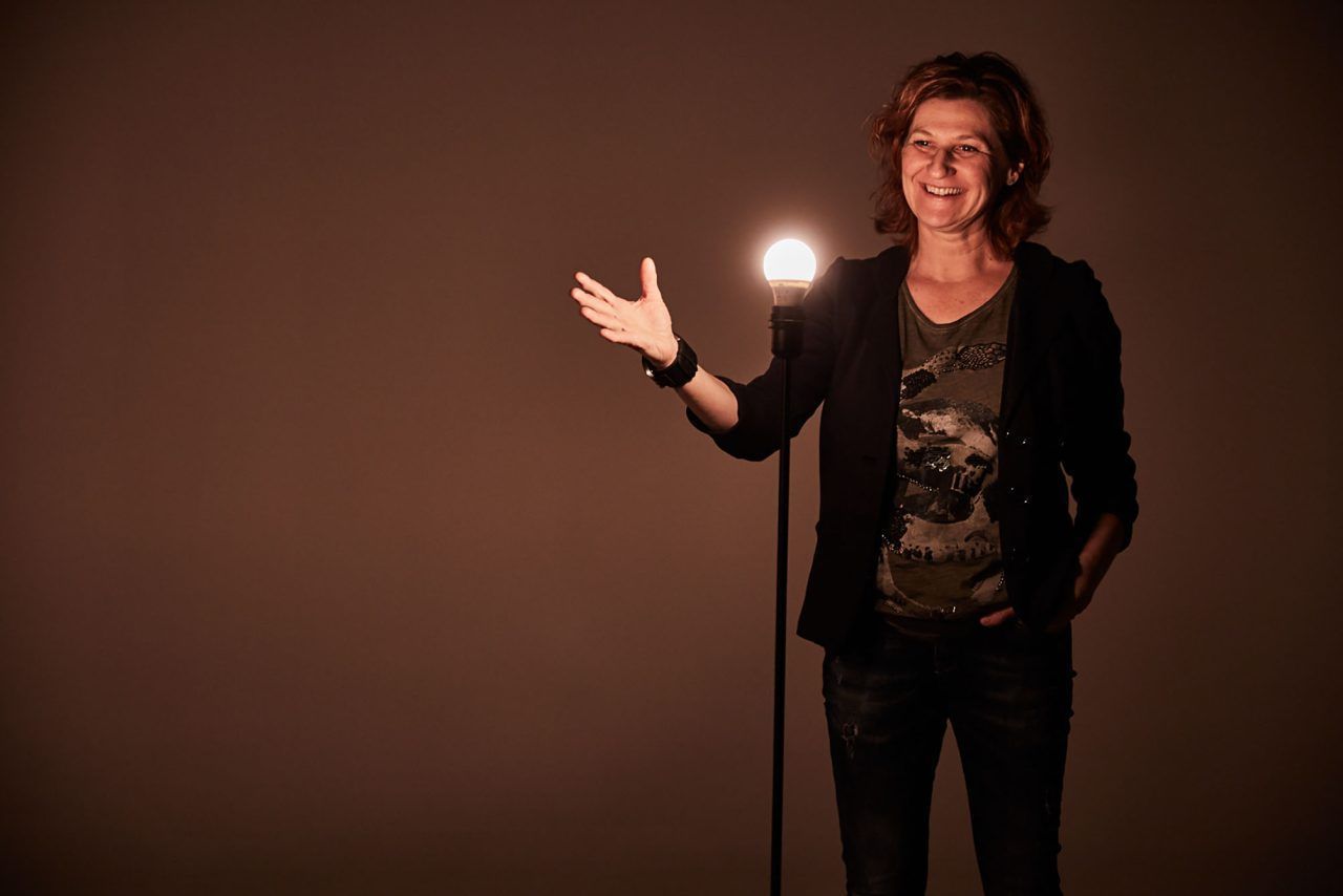 "Jede Lampe erzählt eine Geschichte" – Birgit Sargant gestaltet aus unterschiedlichsten Materialien Licht