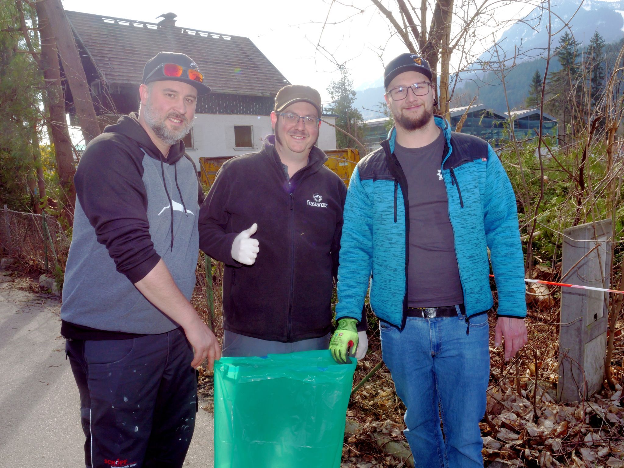 Philip, Dominik und Patrick von den Fraschtner Schällern packten mit an.
