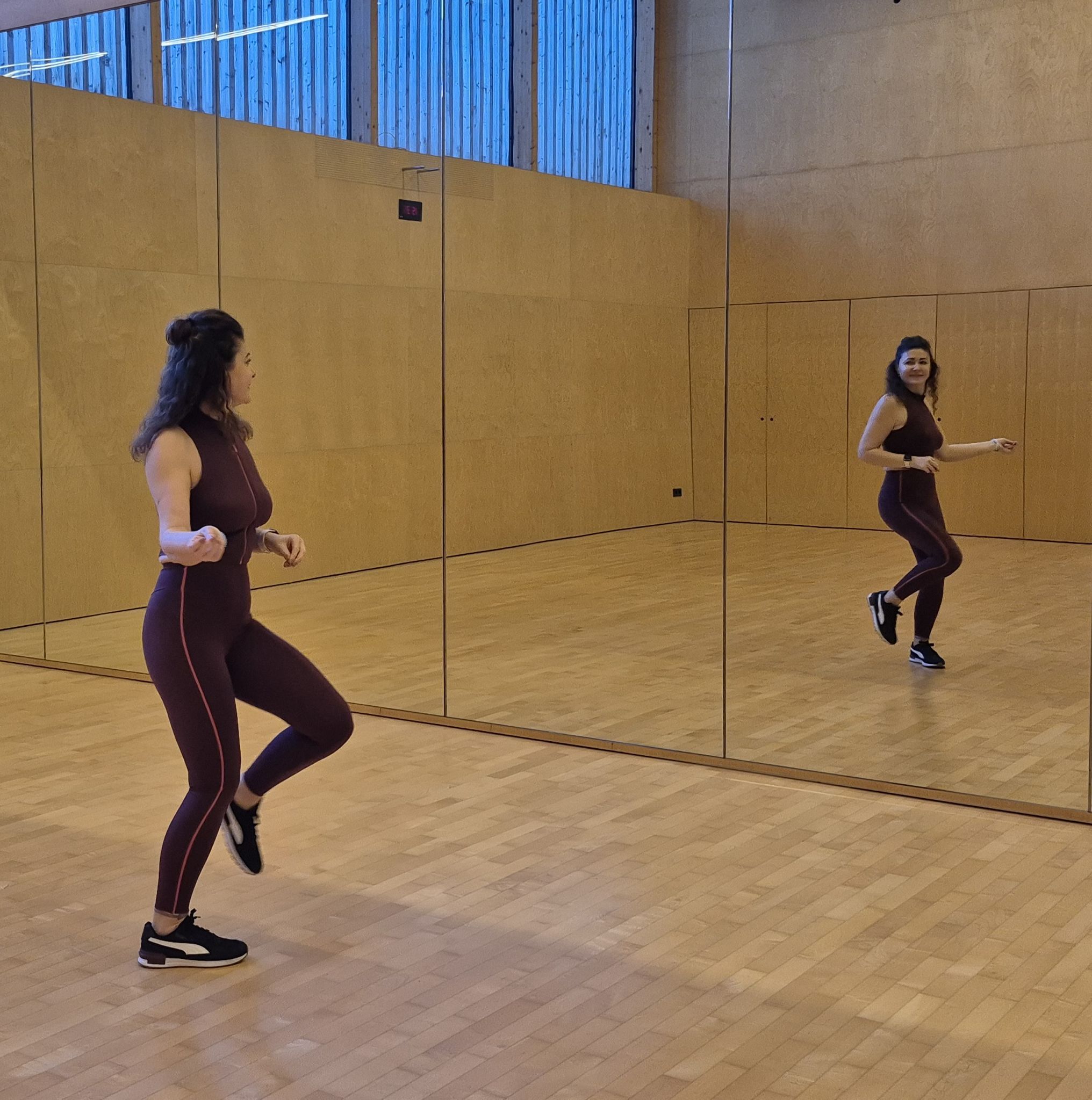 Charakteristisch sind schnelle Fußkombinationen, dynamische Richtungswechsel und kraftvolle Armbewegungen.  JH