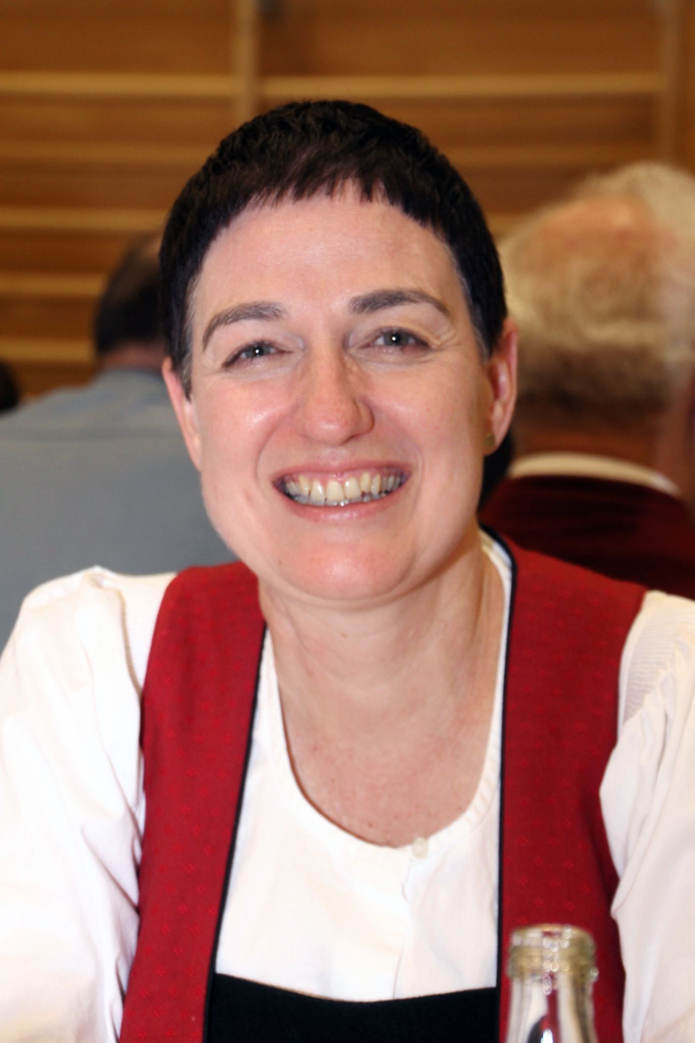 Bürgermeisterin Bianca Moosbrugger-Petter (selbst Musikantin) aus Reuthe ließt sich den Ehrungsabend in Buch nicht entgehen.