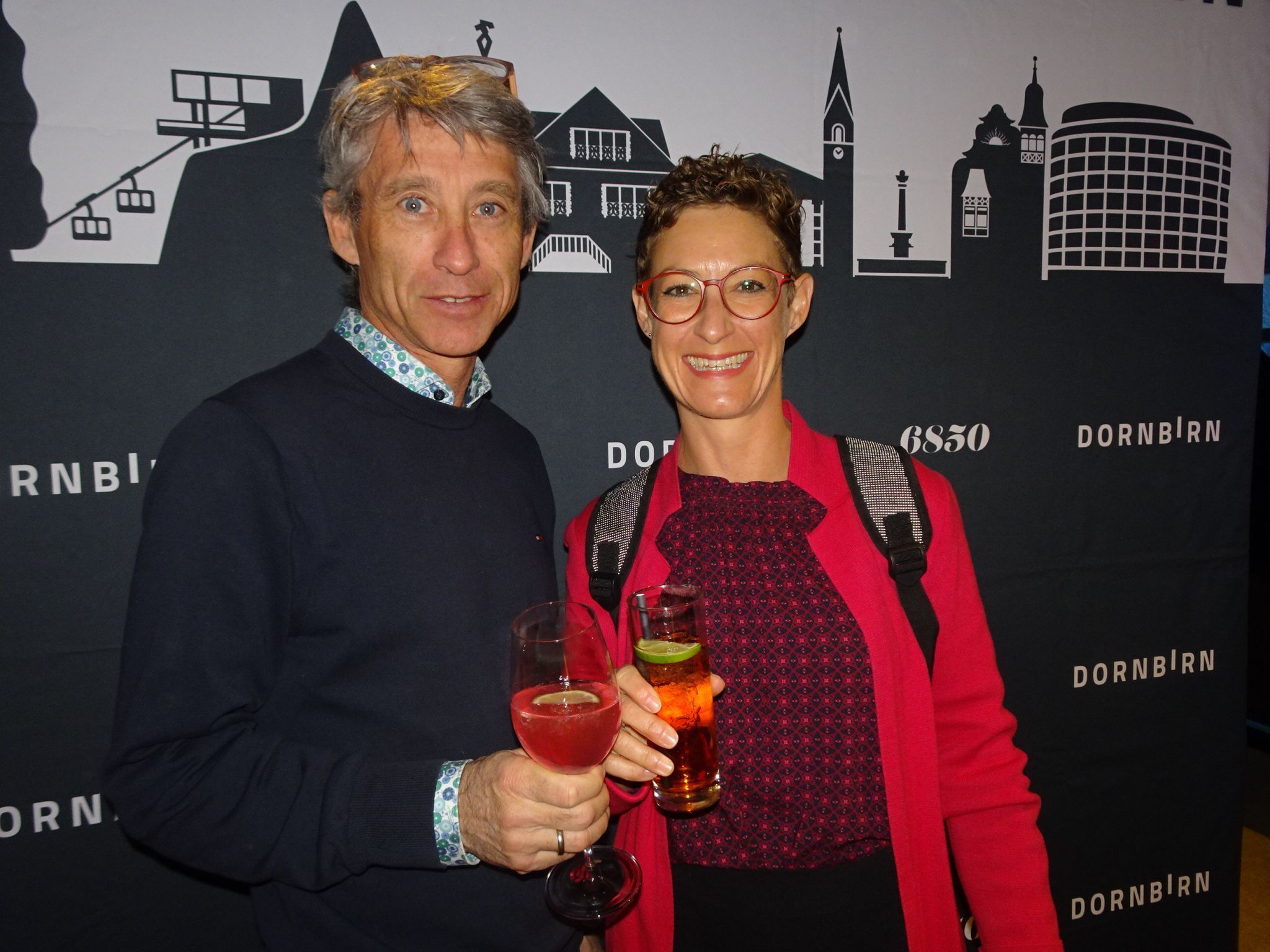 Claudio Tedeschi (Caritas) mit Anna Ulmer ließen es sich ebenfalls nicht nehmen, einen Blick in die druckfrische Ausgabe zu werfen. 