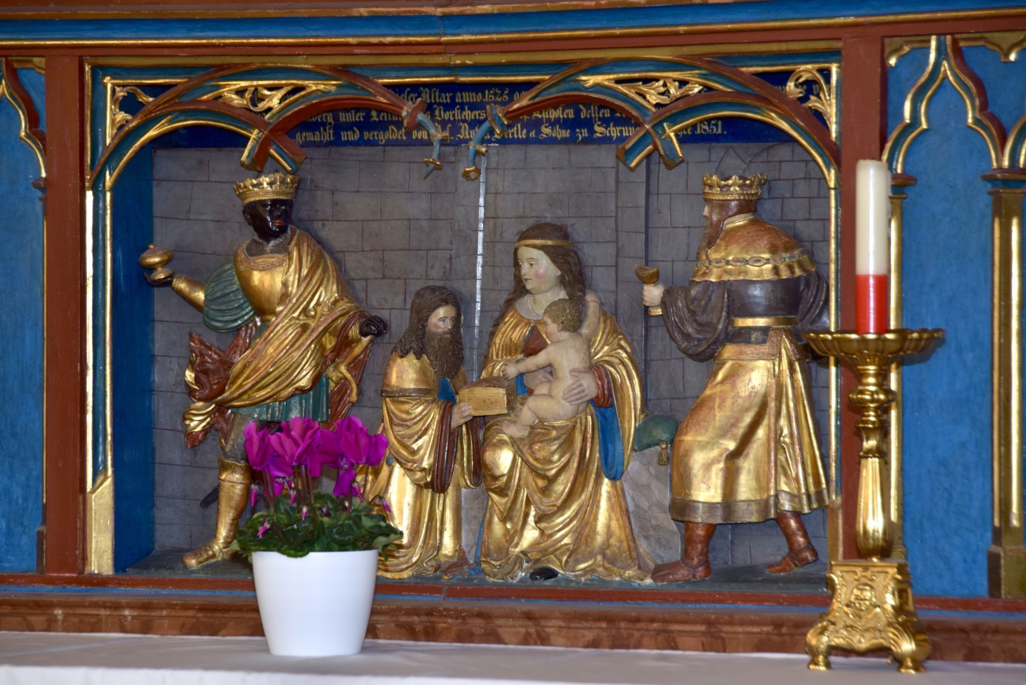 Unterhalb des Mittelstücks des Knappenaltares im Langschiff: Reliefgruppe der Anbetung des Jesuskindes durch die Heiligen Drei Könige.