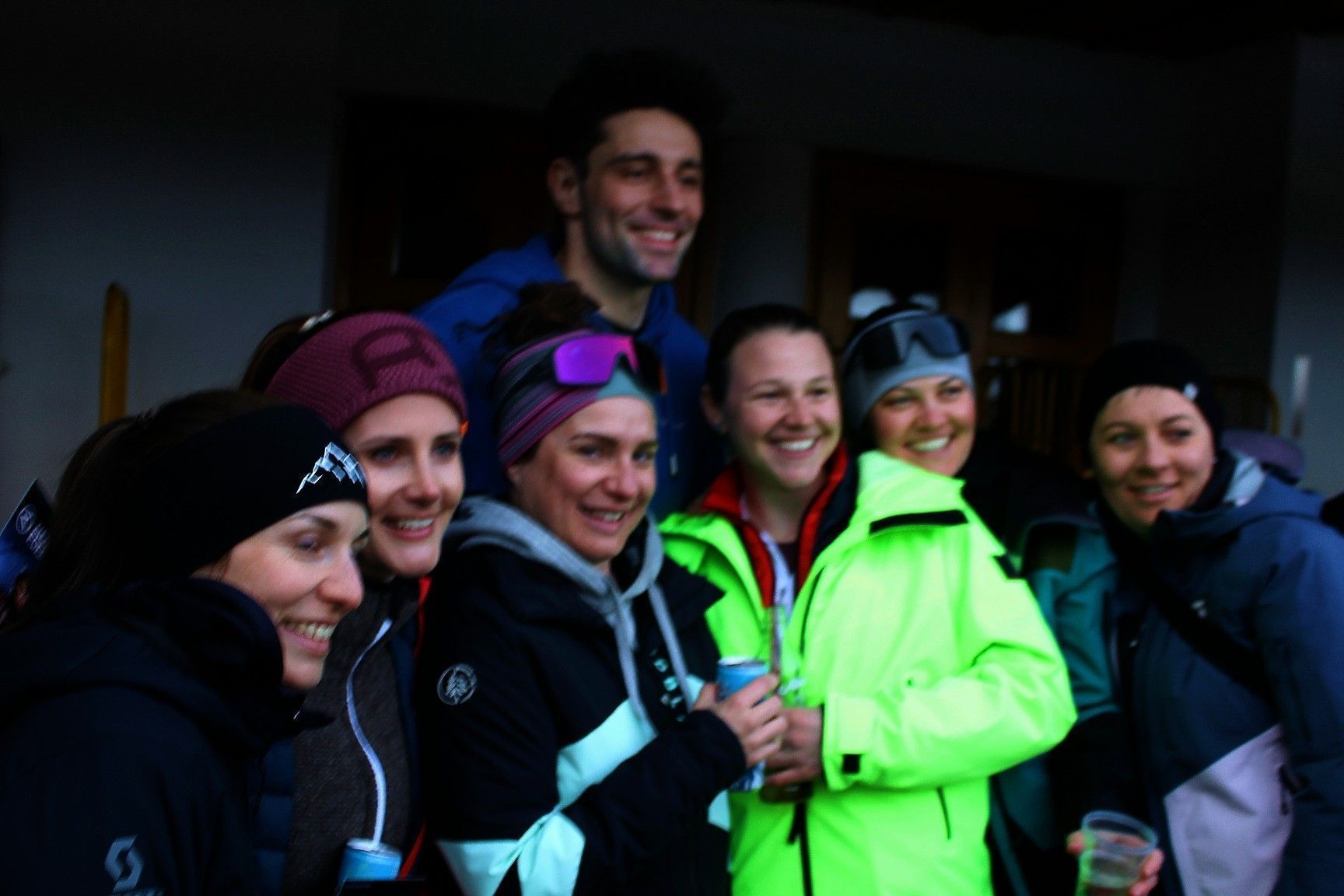 Da werden aber die Freundinnen, die nicht mitgekommen waren, neidisch werden, wenn sie dieses Foto sehen . . .   