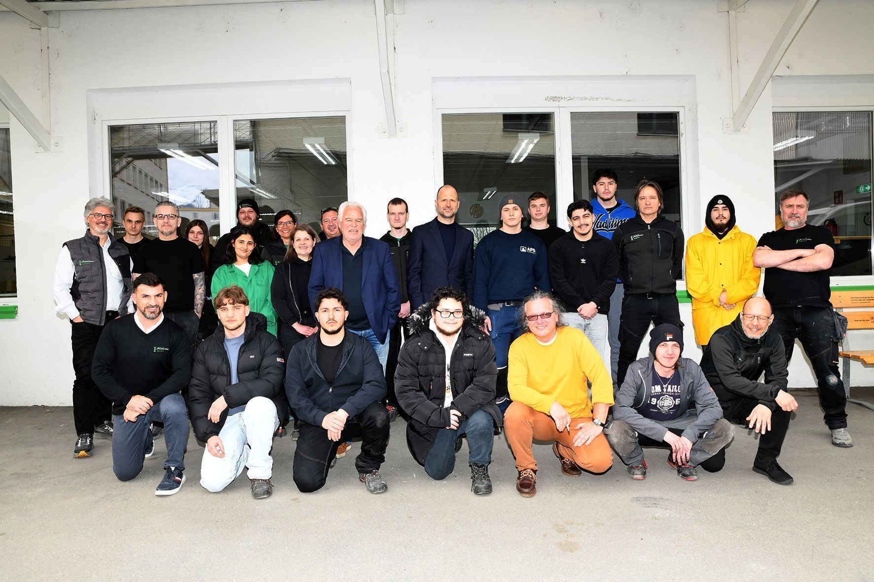 Zum Abschluss wurde der Besuch mit einem Gruppenfoto dokumentiert.