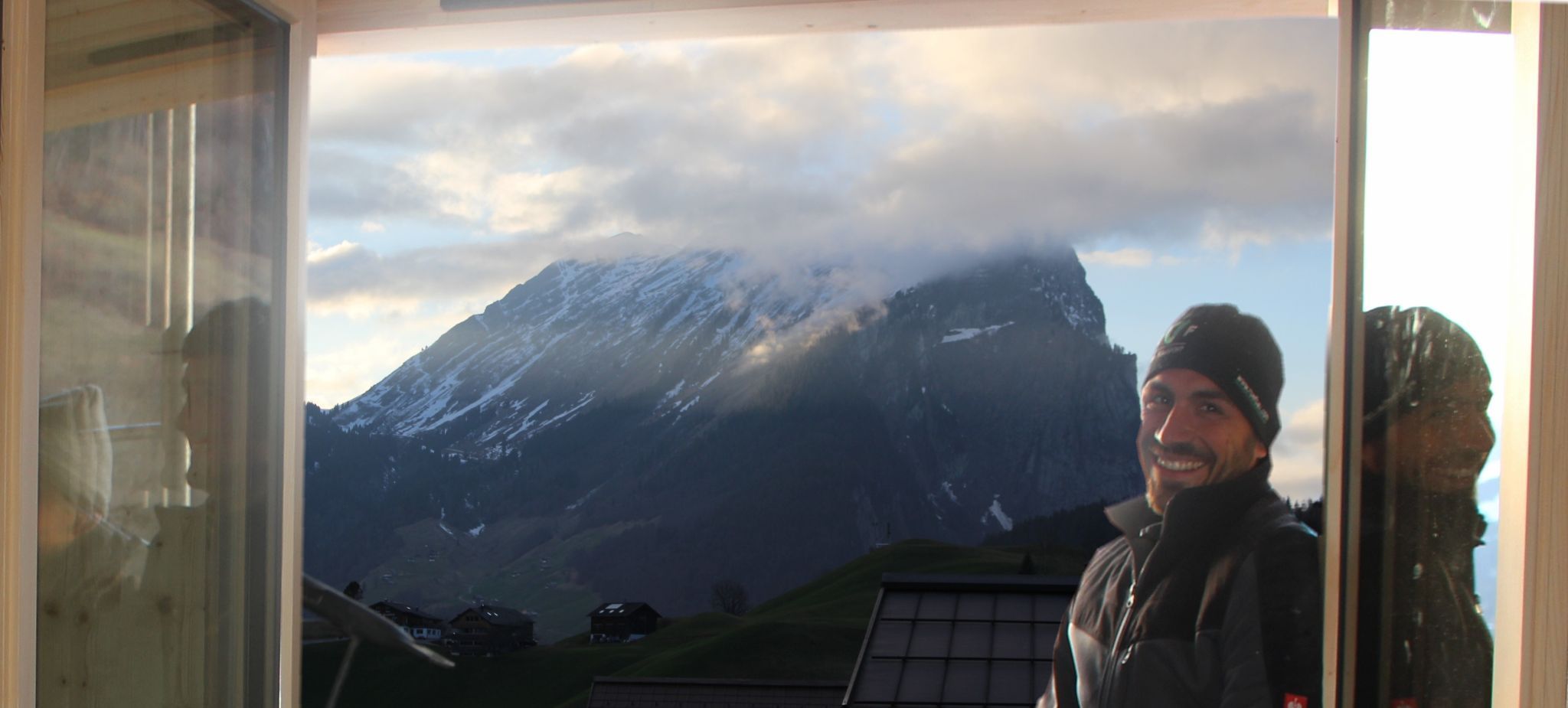 Diese atemberaubende Aussicht ist gratis: westseitig öffnet sich der Blick auf die – zum Zeitpunkt der Firstfeier wolkenverhüllte – Kanis. 