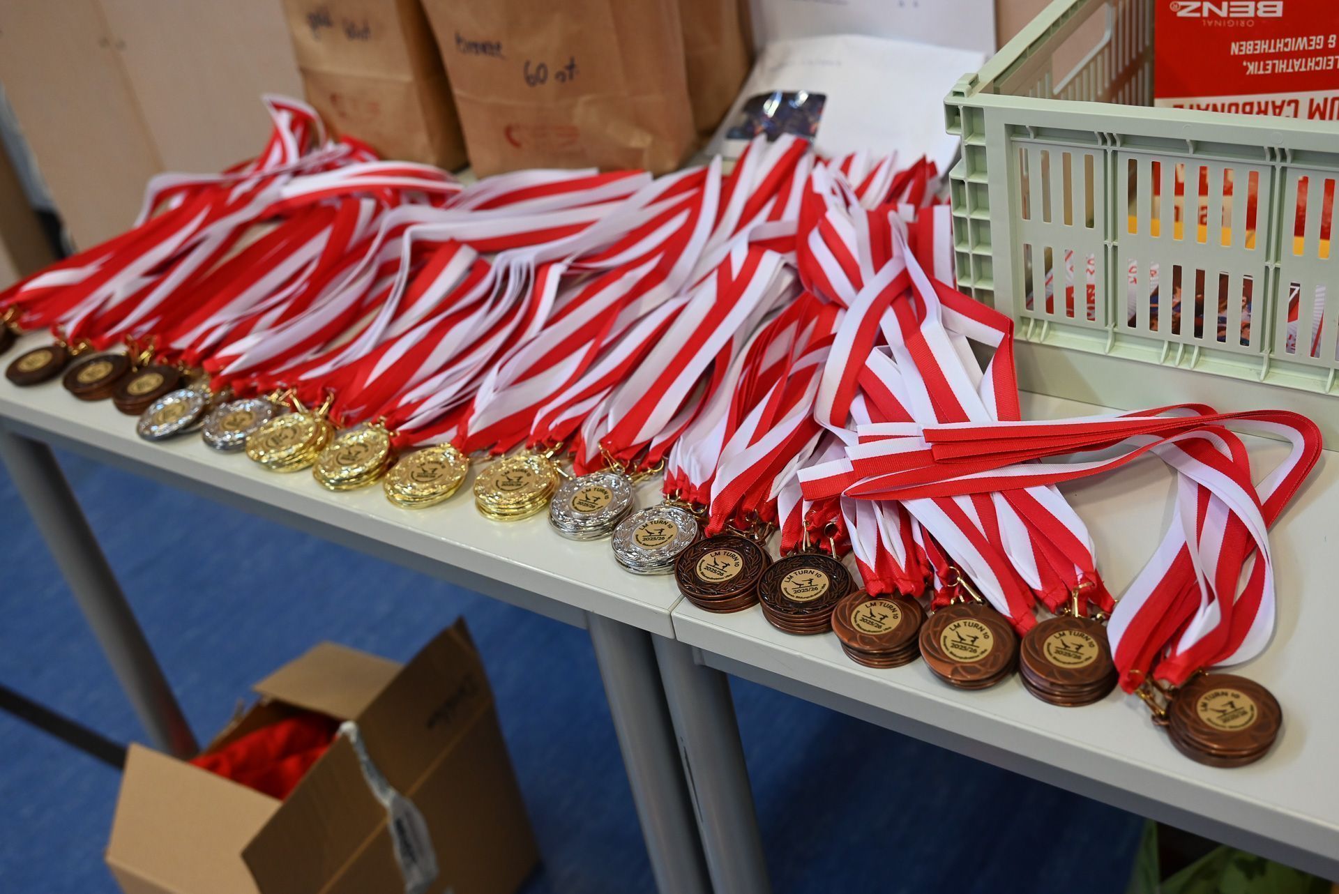 Zahlreiche Medaillen waren für die Sportlerinnen und Sportler vorbereitet.