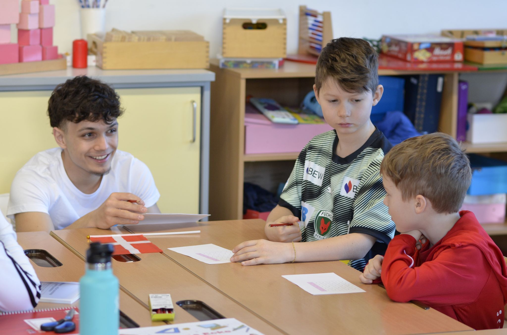 Beim gemeinsamen Arbeiten entstand ein lebendiger Austausch zwischen jüngeren und älteren Schülern.