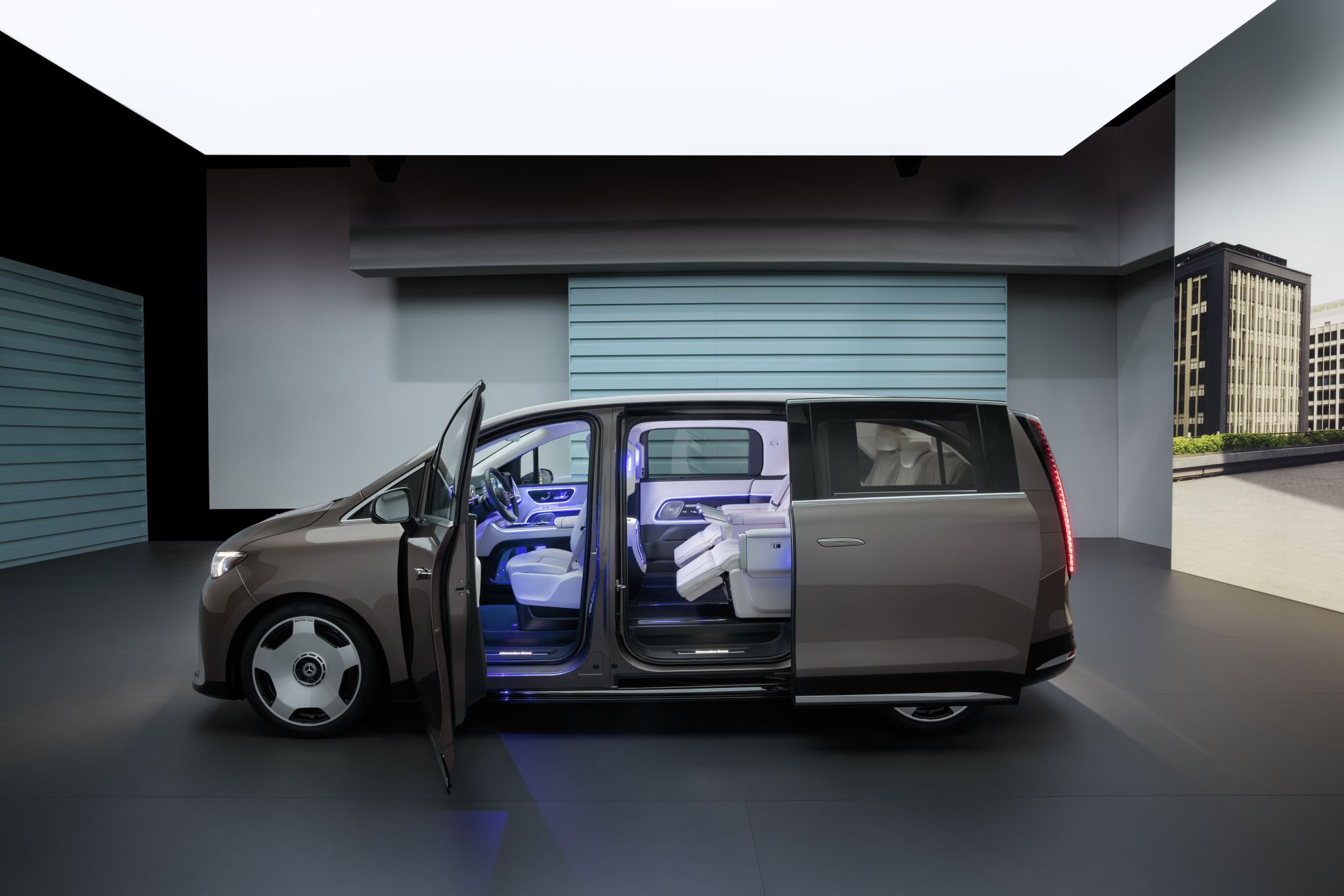 Nicht nur das Reise-Erlebnis, auch die Cockpit-Landschaft ist Pkw-artiger gestaltet als beim Vorgänger. Digital ist der der VLE optional mit einem Triple-Wide-Screen hochgerüstet