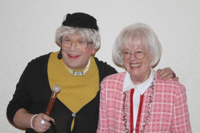 Geschenk von Oma Lilli an Reinelde Gut mit bärenstarkem Auftritt. 